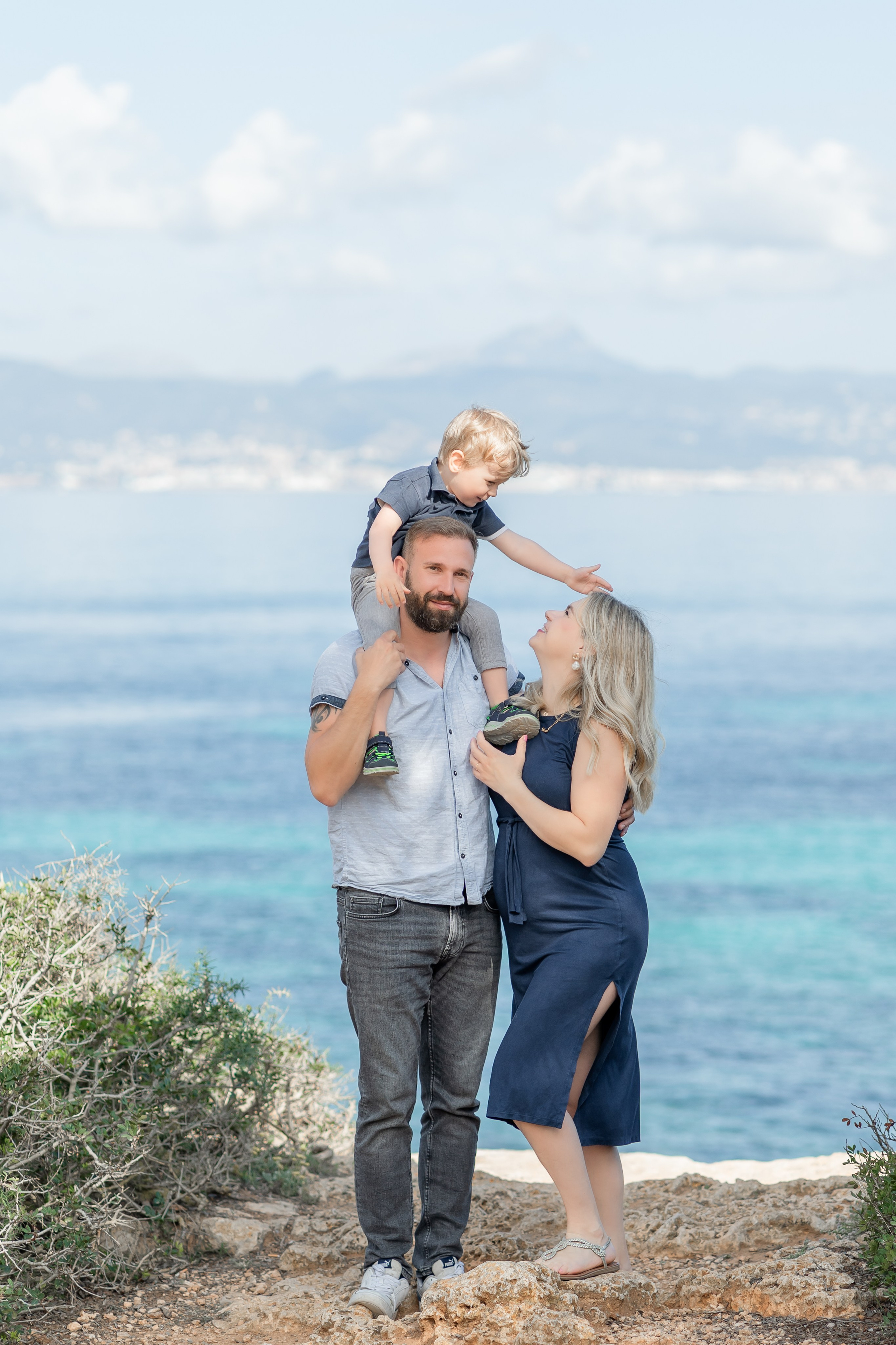Babybauch-Shooting am Meer auf Mallorca mit Familie. Deine Fotografin auf Mallorca für Familien und Business