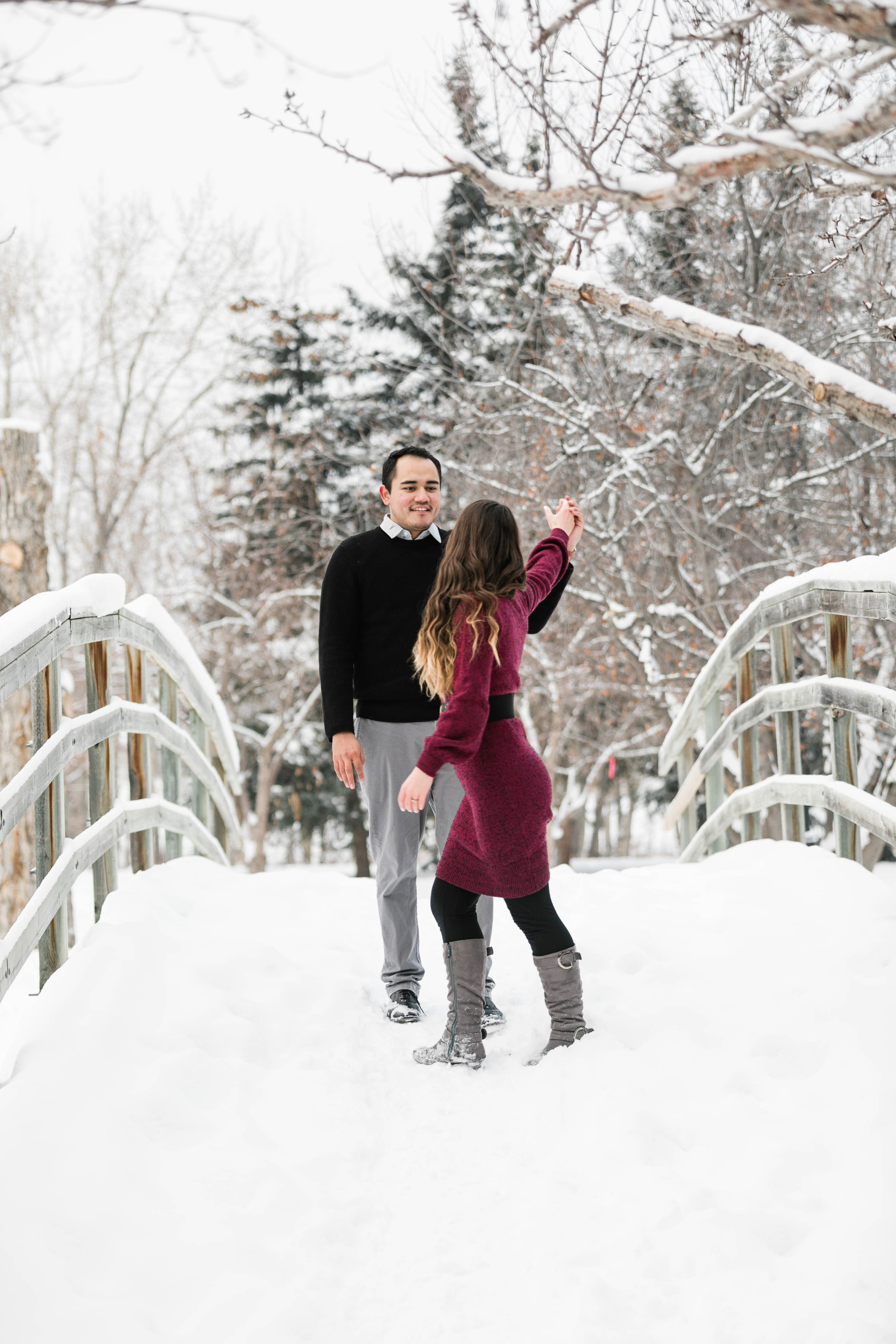 Iván & Andrada — Princes Island Engagement. Fotografía accesible en Calgary