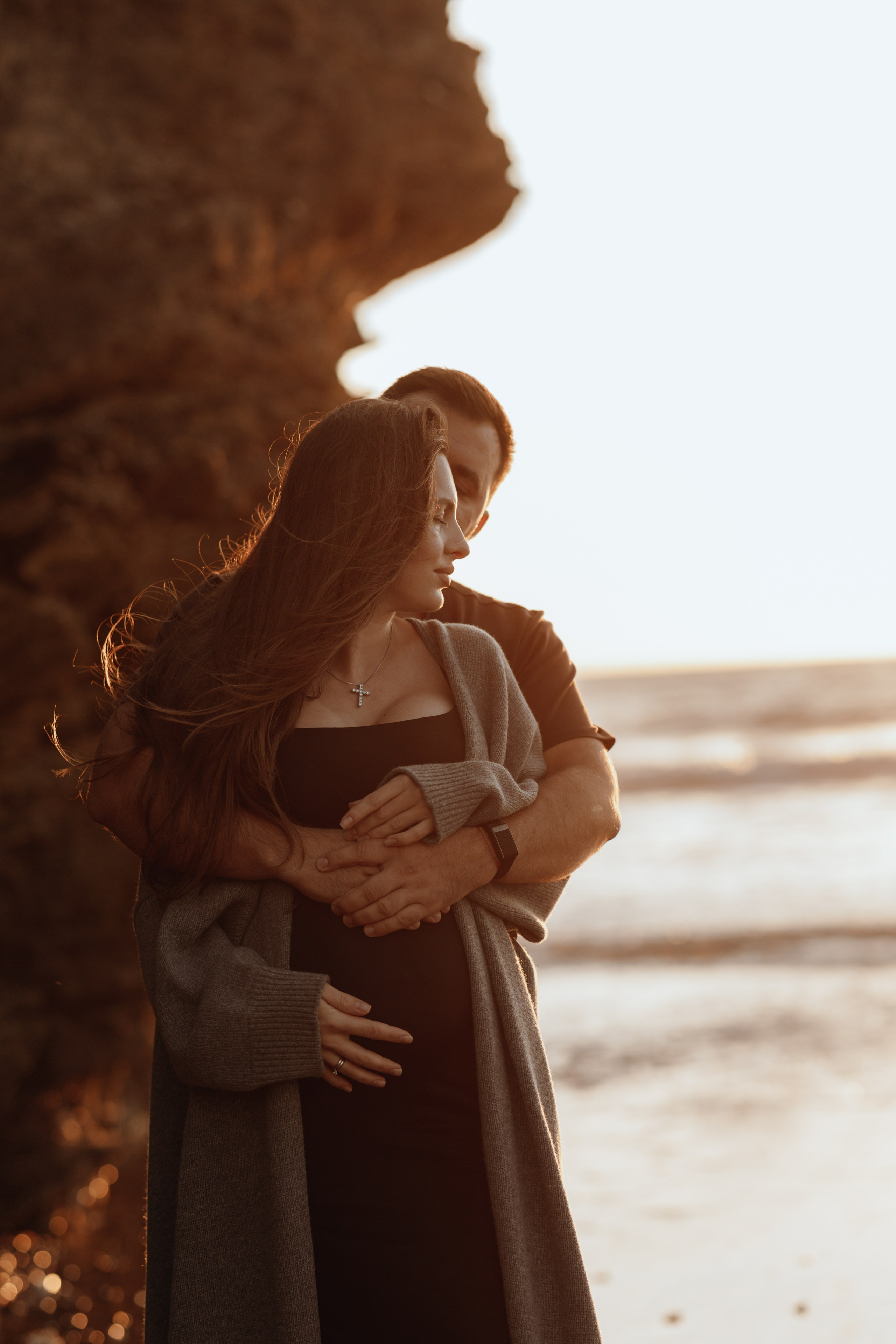 Sunset maternity photoshoot. Annah Louwagie — Lifestyle photographer for couples, families & brands | France & worldwide