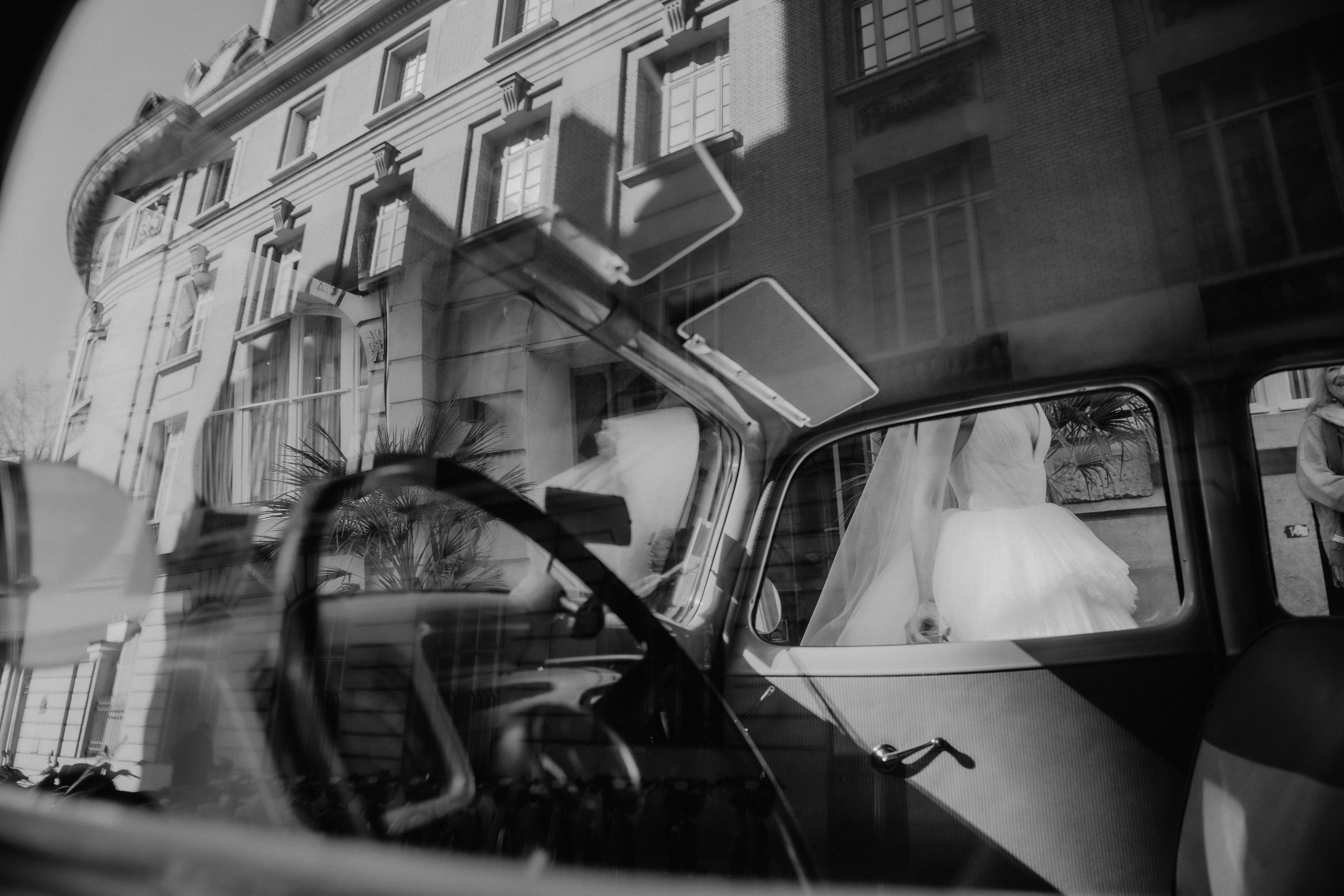 Suzi & Alex | Paris Wedding with a Vintage Car. Paris Wedding Photographer