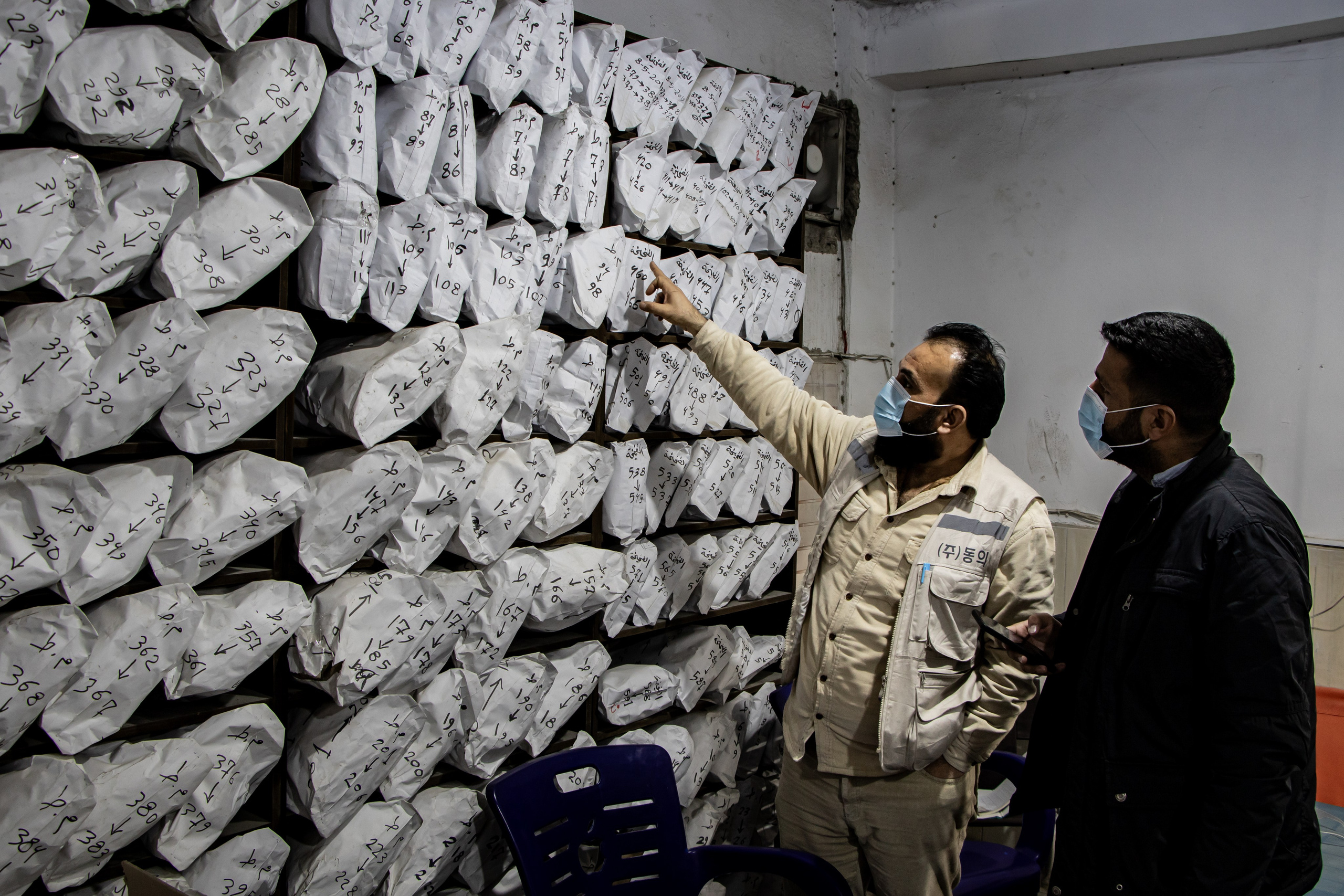 Association Syrian Missing Person, qui enquête sur les ossements retrouvés dans les fosses communes de Daesh. Les sacs sont remplis d'ossements humains.