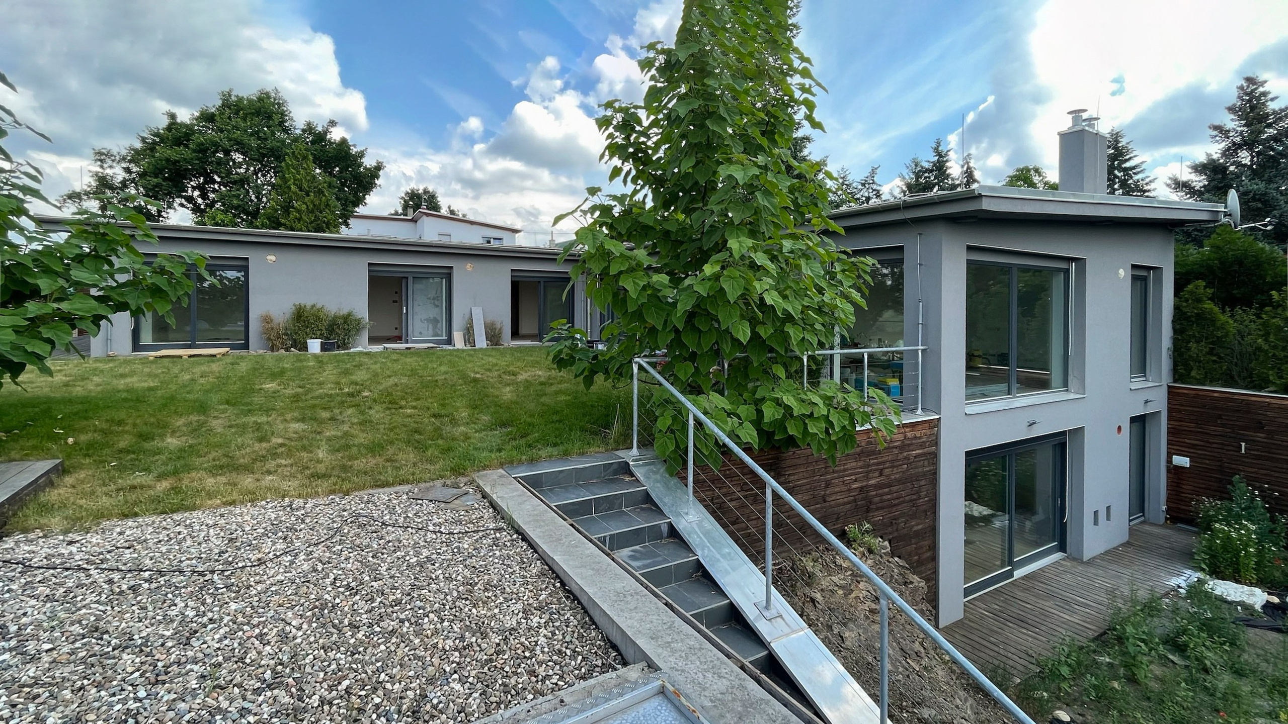 Архитектор в Праге Architekt Praha - Navrhujeme luxusní domy. Špičková moderní architektura. architektonické studio Praha. Architekti rodinných domů | Architektonické studio Praha. Zahradní architekt. Bytový Architekt a Návrhy interiérů. Architekt rodinných domů. Luxury villa Nejlepší Vily  Luxury vila русскоговорящий архитектор в чехии дизайнер интерьера прага Дизайн интерьера - Архитектор жилых помещений Прага проект виллы проект дома в праге строительство дома чехия