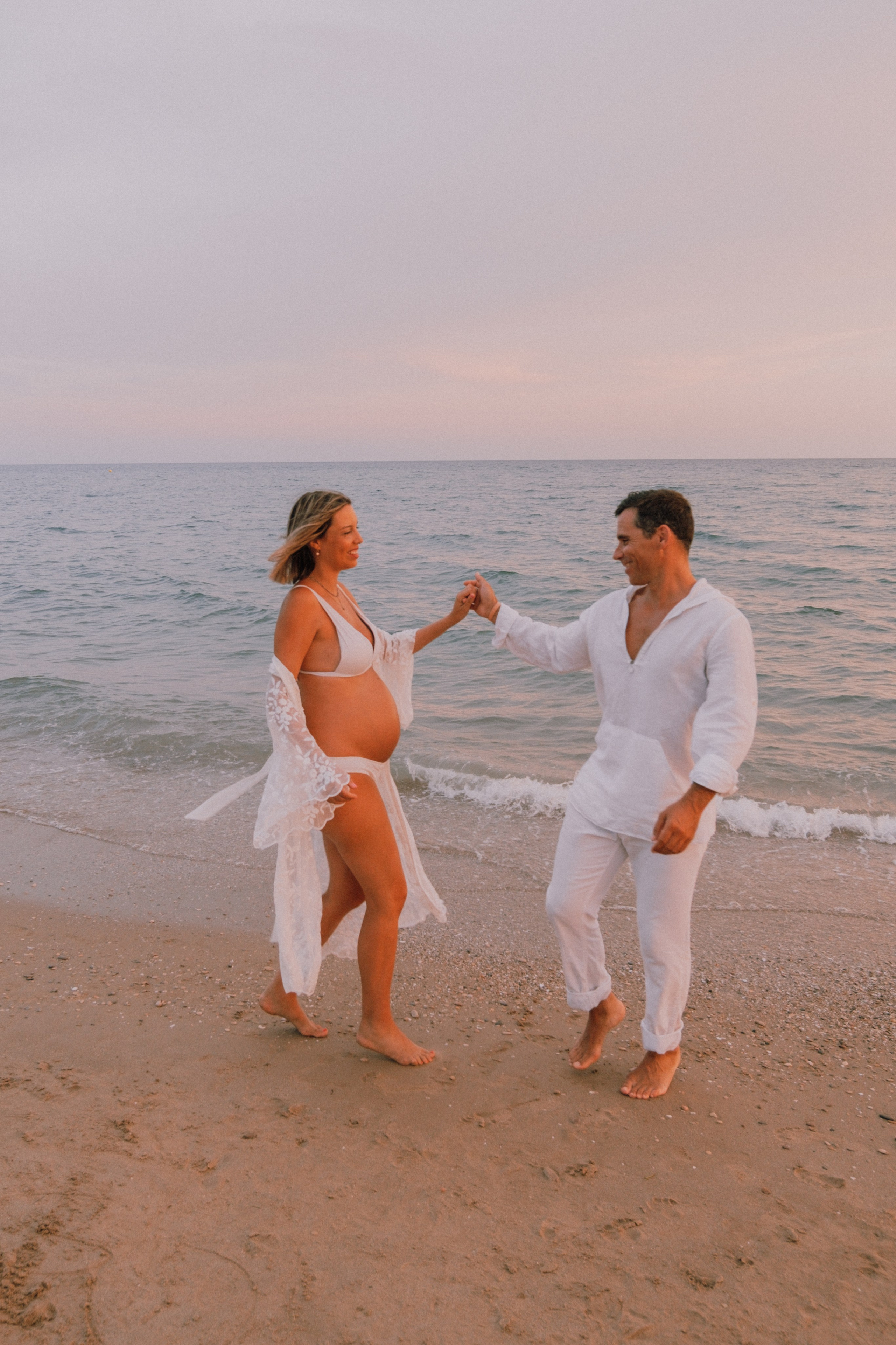 Sesión embarazo en la playa. Fotografía profesional en Calafell - Elena Medvedeva