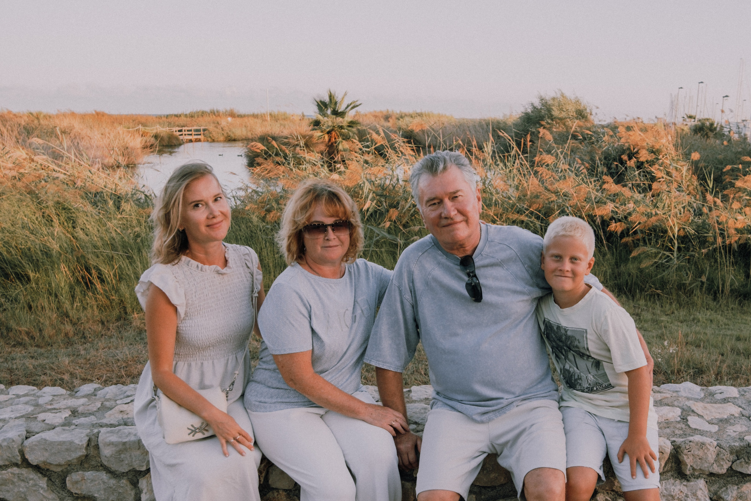 Sesión familiar en la playa. Fotografía profesional en Calafell - Elena Medvedeva