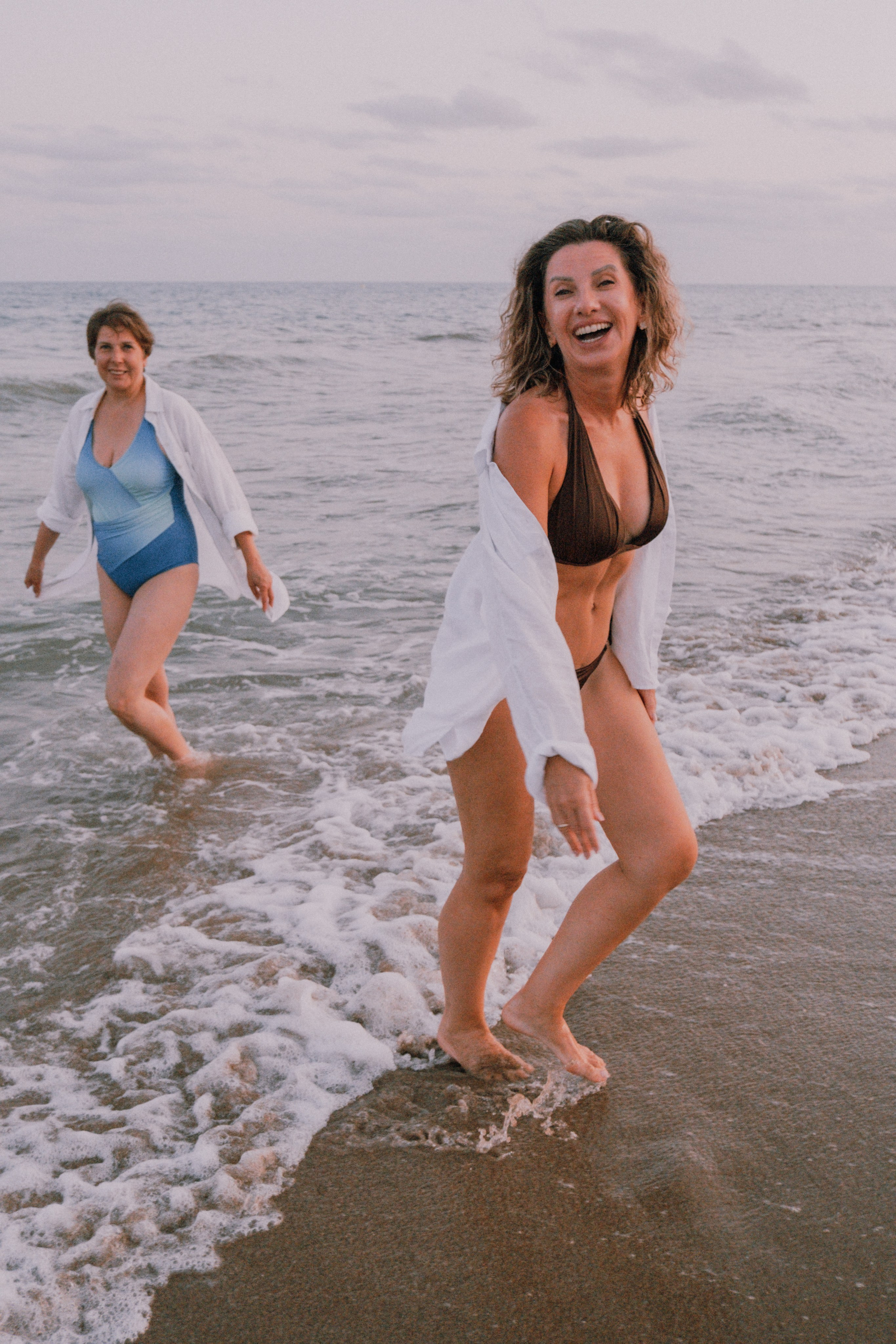 Sesión de amigas en la playa. Fotografía profesional en Calafell - Elena Medvedeva