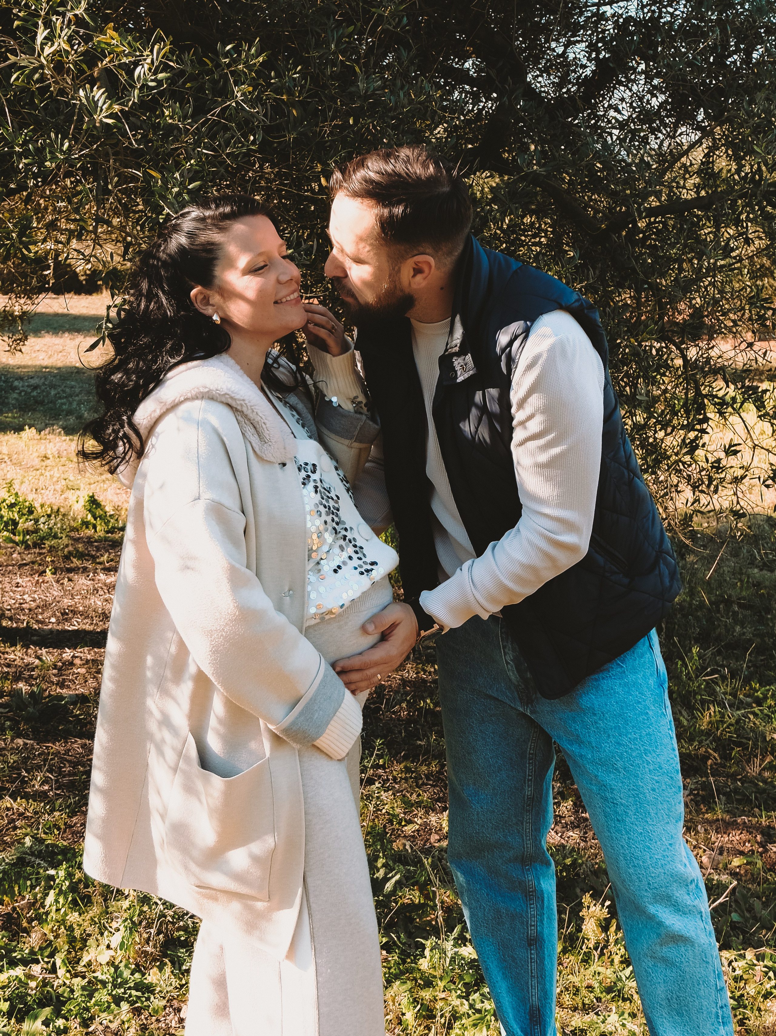 Sesión familiar embarazo. Fotografía profesional en Calafell - Elena Medvedeva