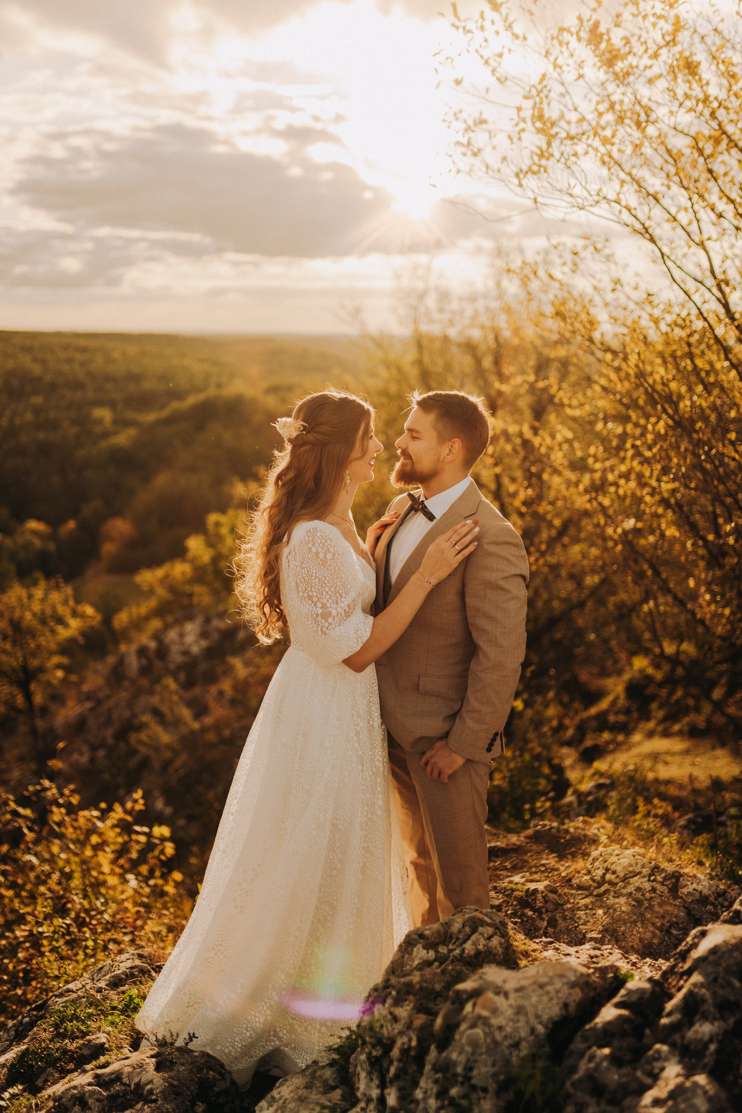 Naturalny portret pary młodej podczas pleneru ślubnego