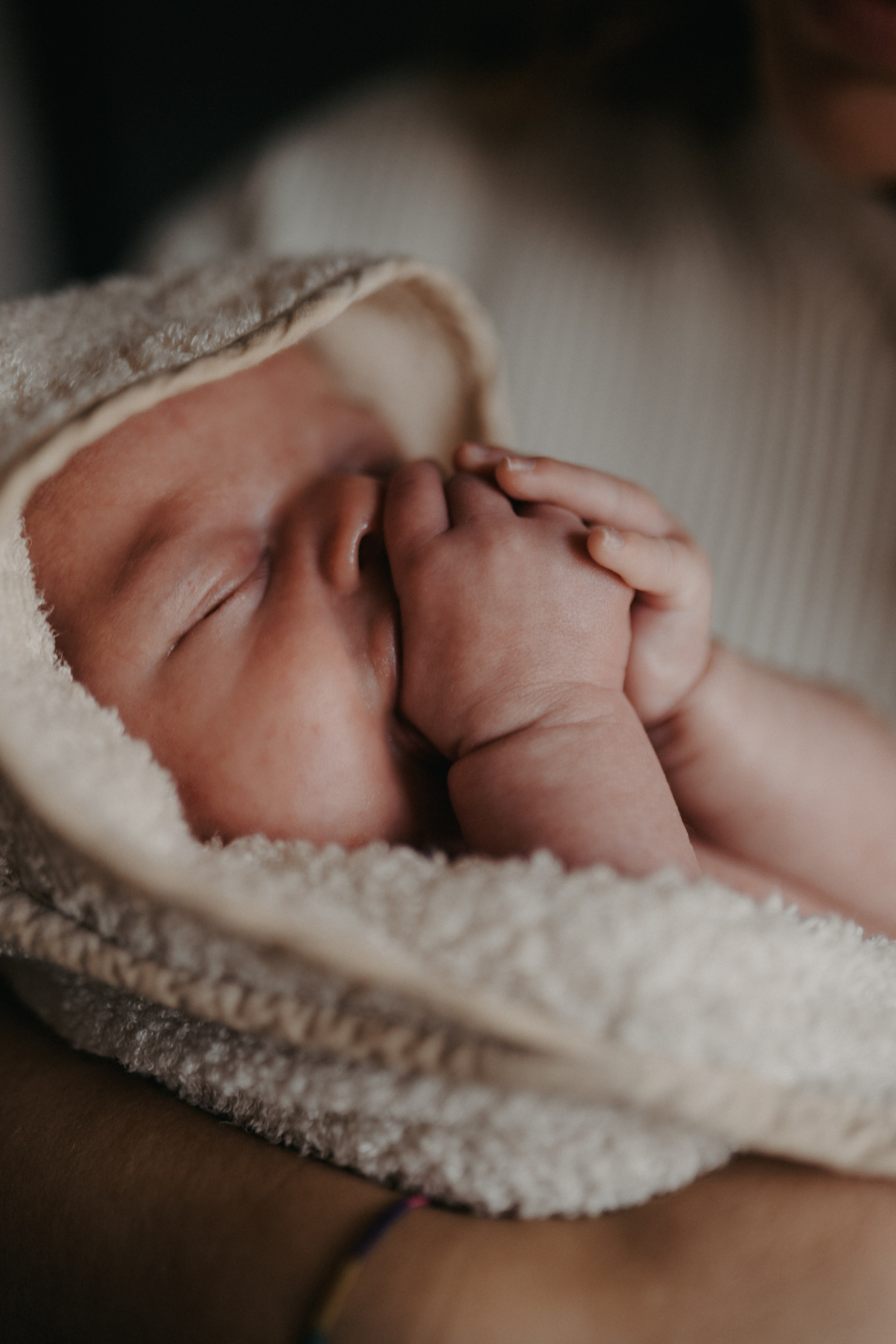 Neonato tra le braccia della mamma durante shooting a Gallarate