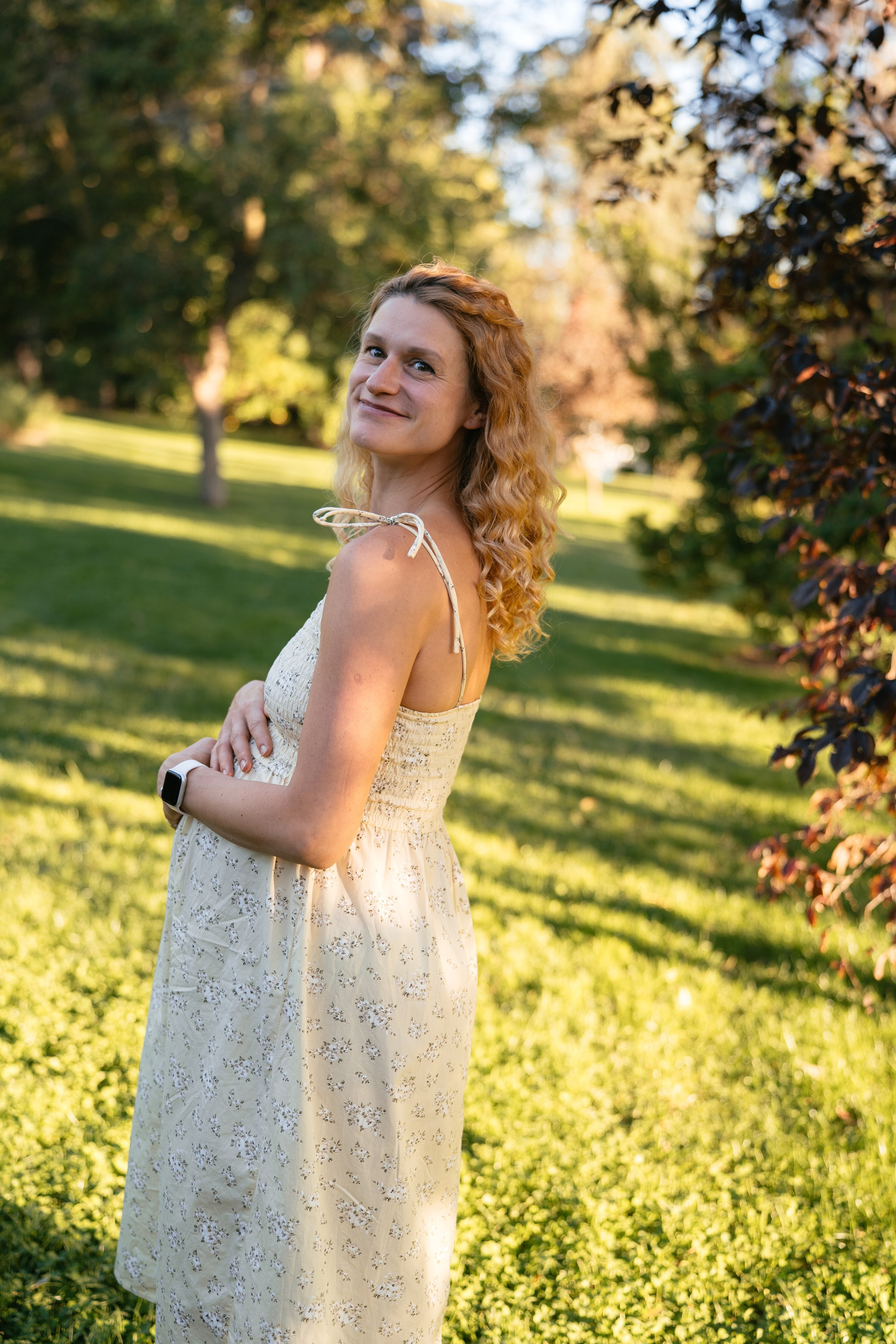 Candid pregnancy photoshoot in the park. Photographer in Madrid, Spain. Alyona Belyaninova