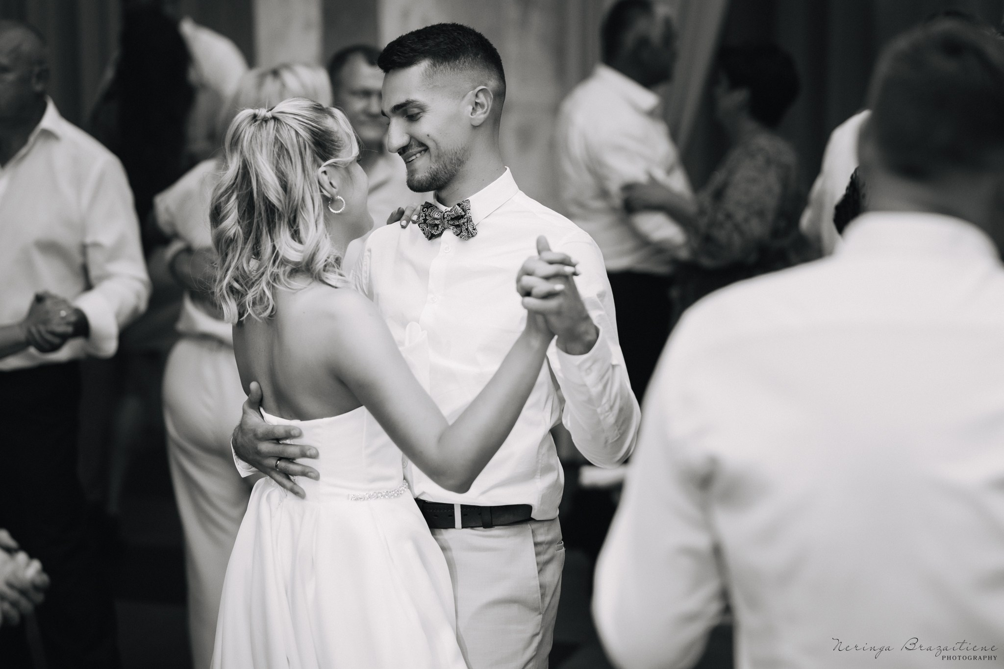 Vestuvinė fotosesija Kaune, Vienybės aikštėje, prie Lietuvos banko