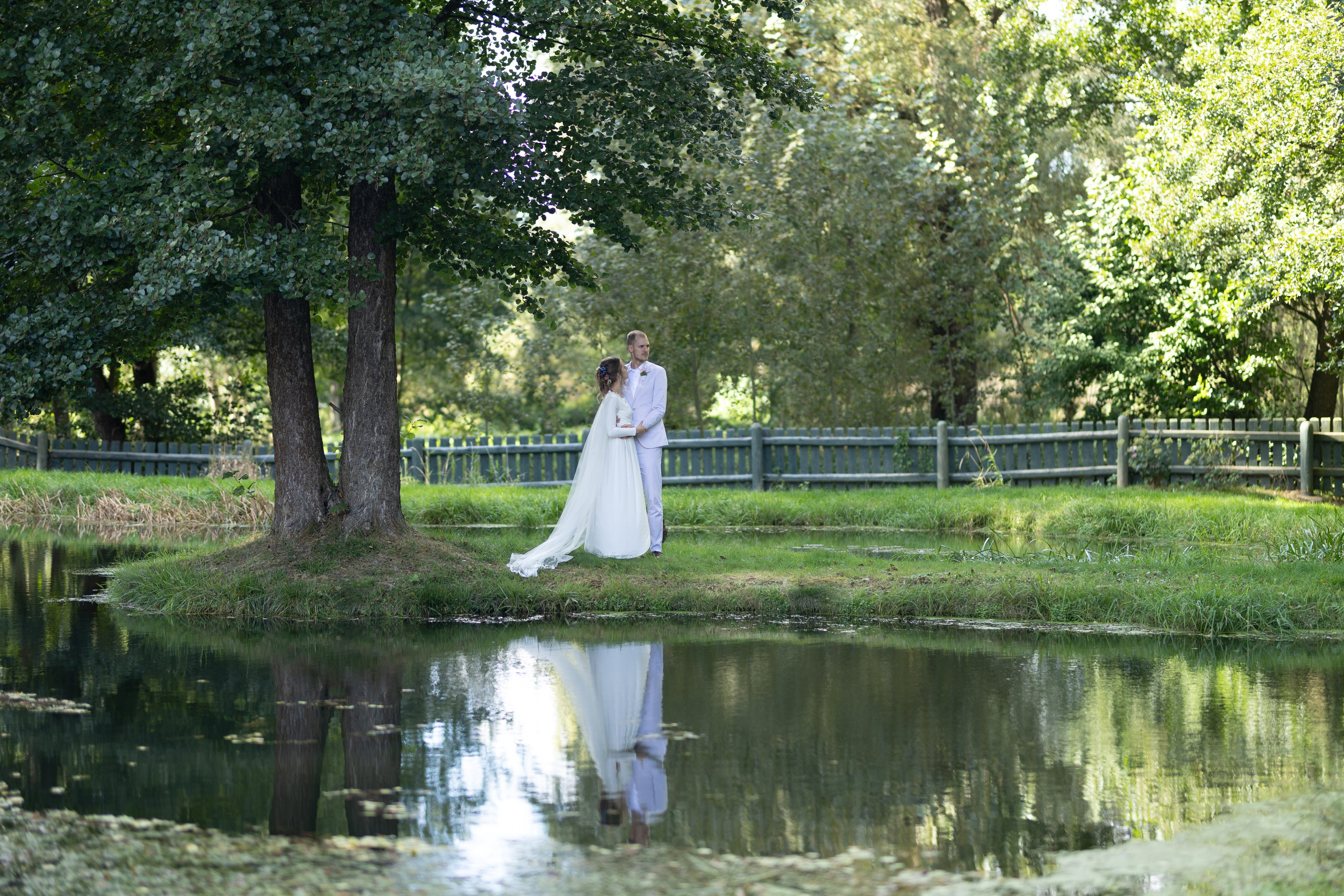 Svatební tým — svatební fotograf a kameraman. Dana Lišková — Empatická fotografka | Introspektivní umělkyně | Neurodivergentní koučka| Zakladatelka Artepy.cz