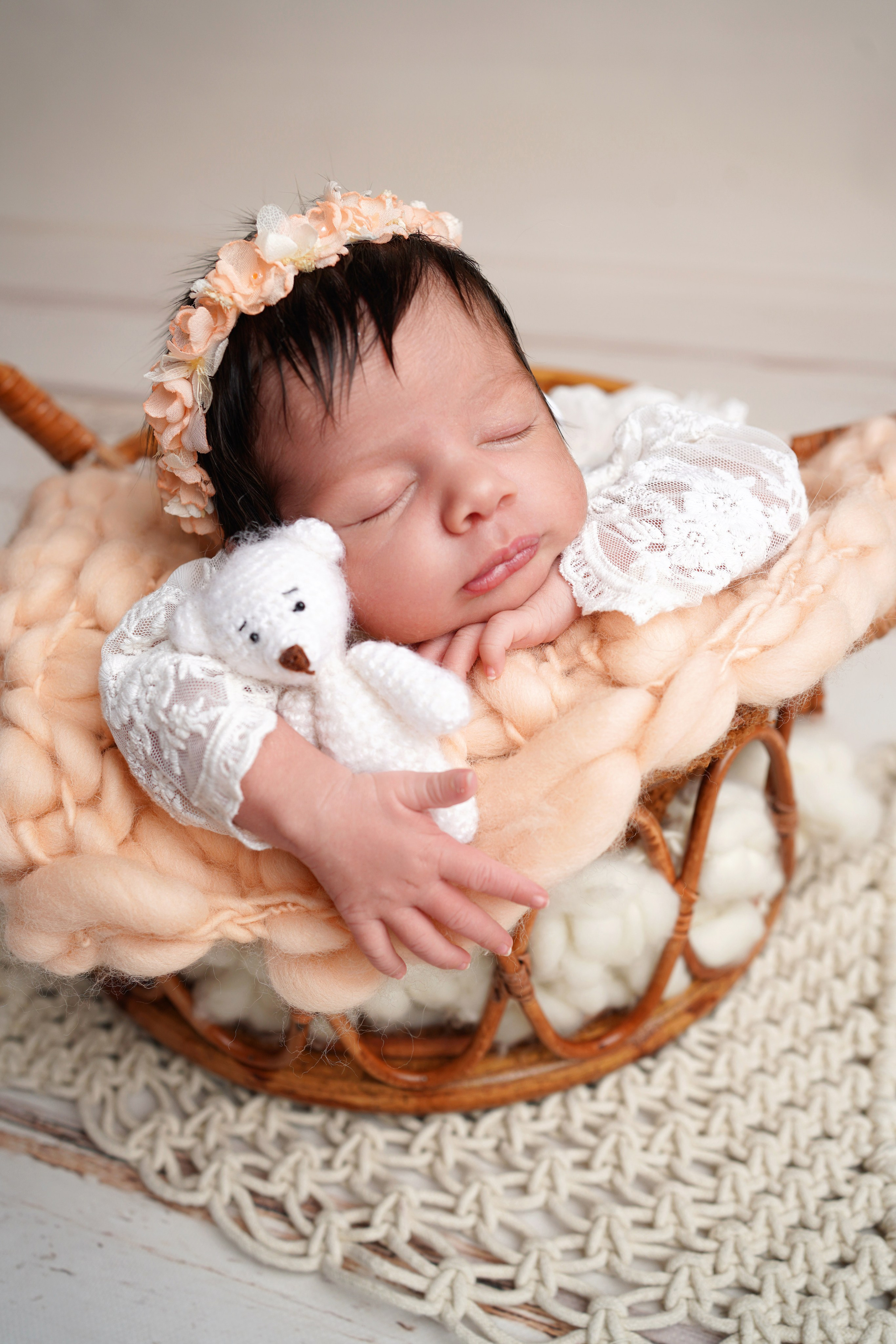 Sanfte Hände halten winzige Füße - ein Moment der Zärtlichkeit und Fürsorge, der für immer festgehalten wird