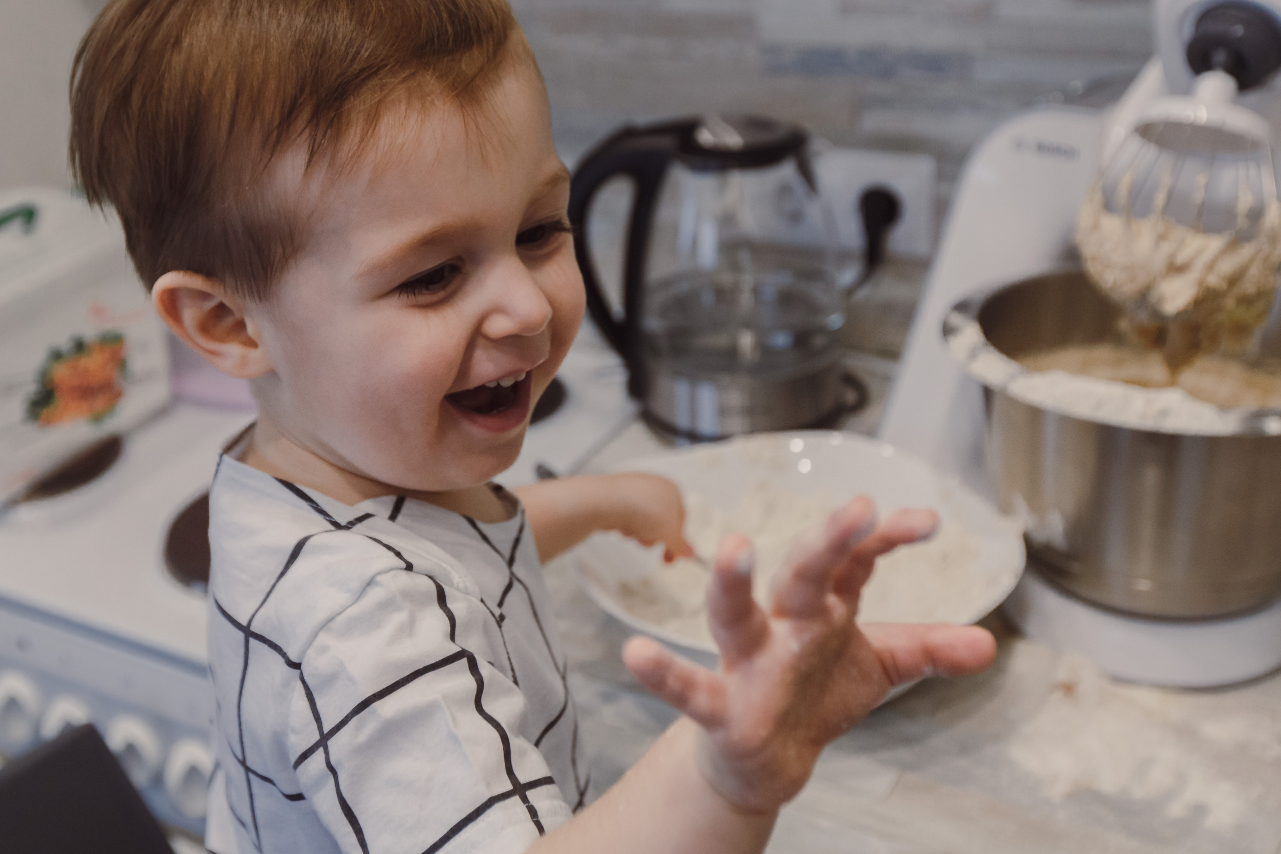 Padres con niños preparando galletas en casa. Fotógrafo de retrato, familia y reportajes en Valencia | España | Europa Vitalii Lumier