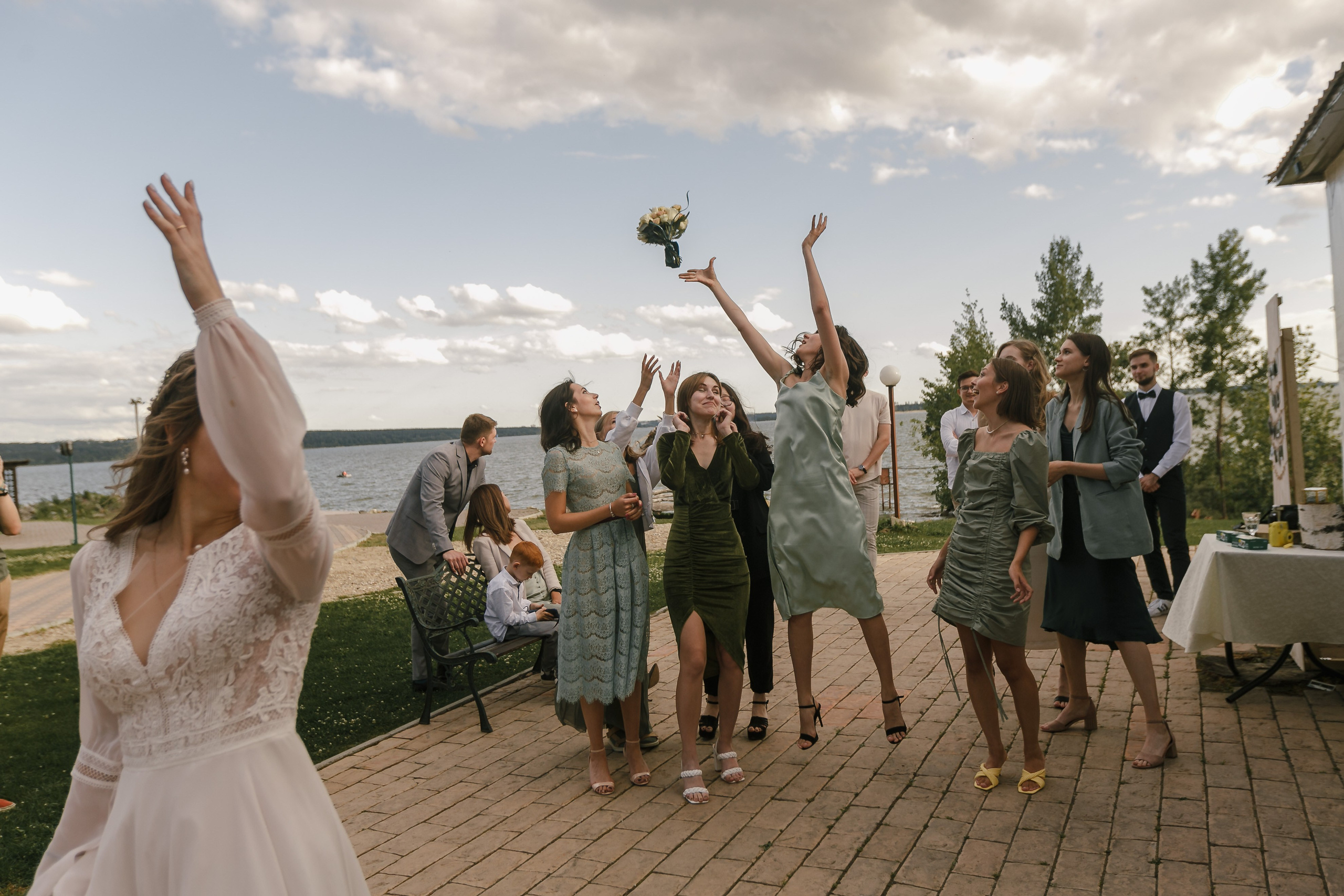Novia y novio atrevidos con el telón de fondo de un auto viejo. Fotógrafo de retrato, familia y reportajes en Valencia | España | Europa Vitalii Lumier
