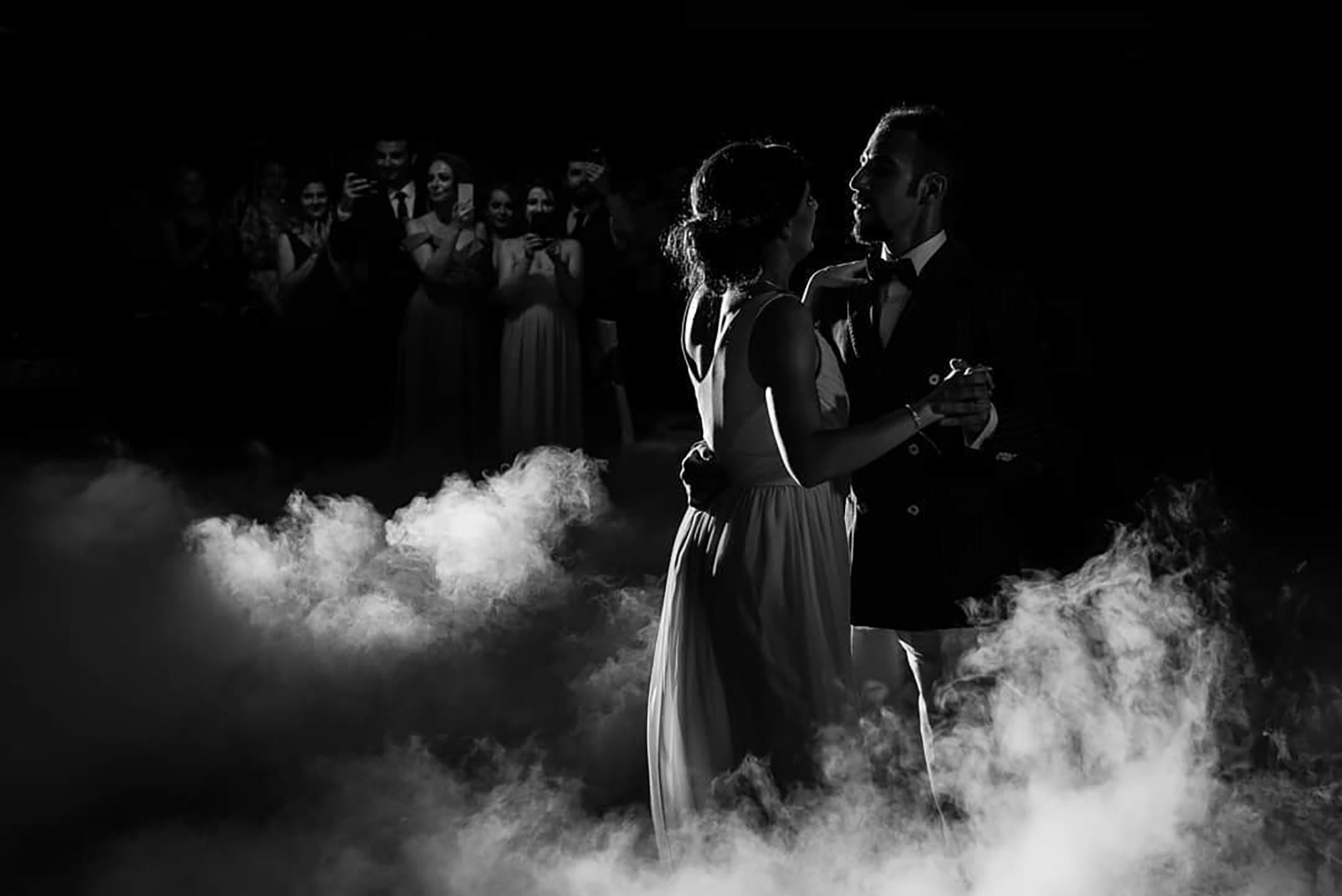 siluetă romantică la dansul mirilor fotografie nuntă București Blink Photo