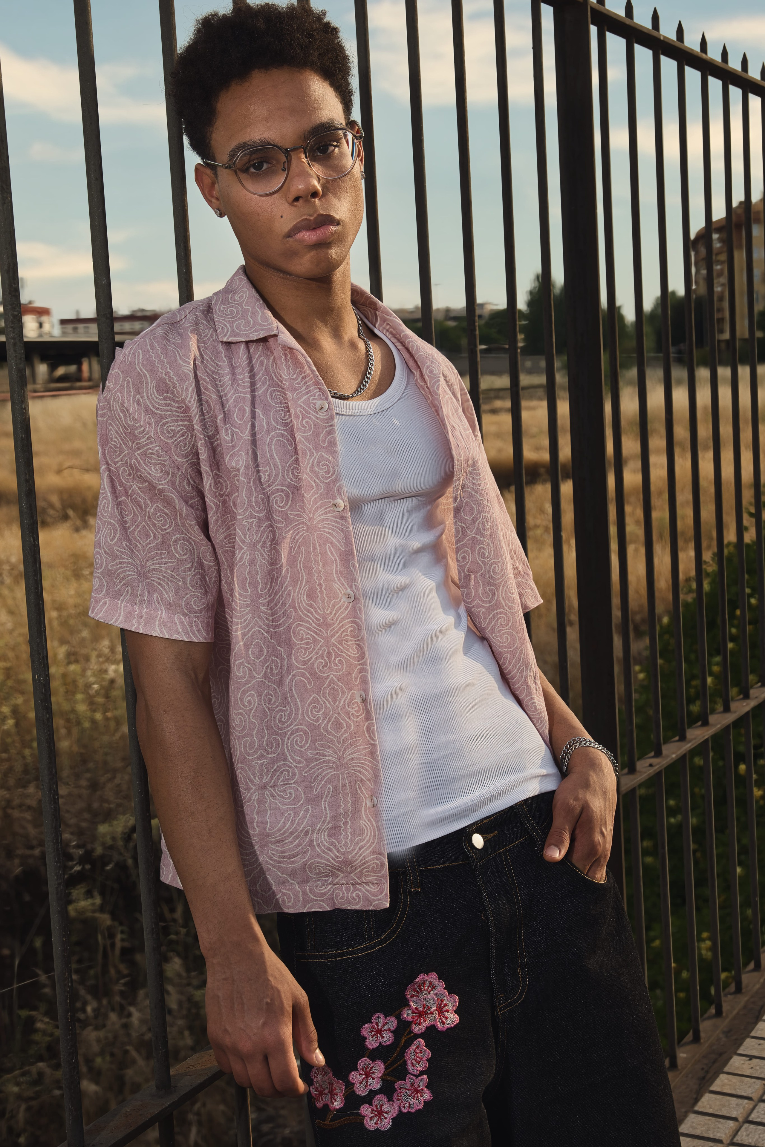 Moda urbana para hombre: Inspiración de estilo callejero (Enfoque en la estética general)