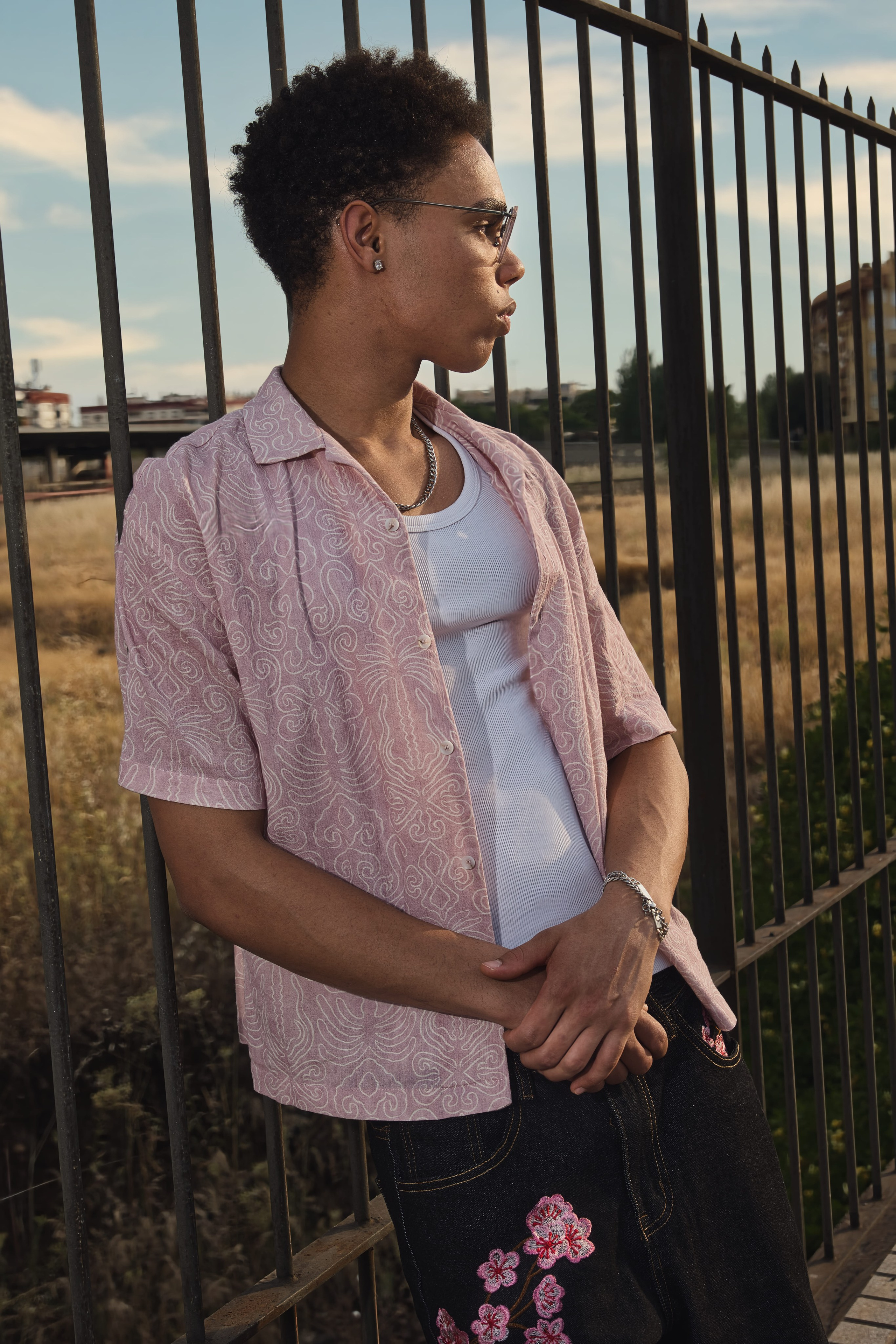 Moda urbana para hombre: Inspiración de estilo callejero (Enfoque en la estética general)