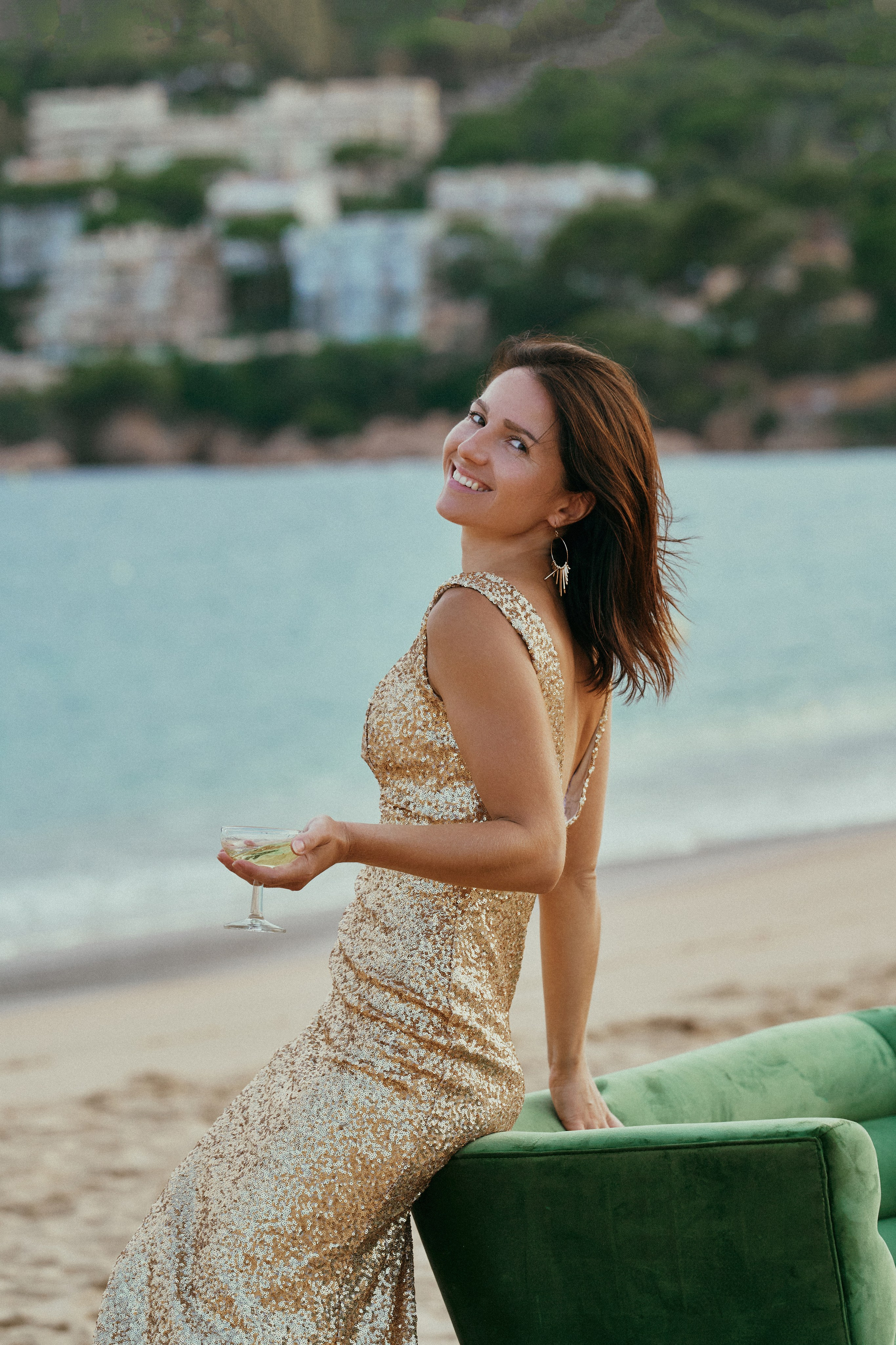 Майя. Диван на пляже. Фотограф в Барселоне Жанна Захарченко