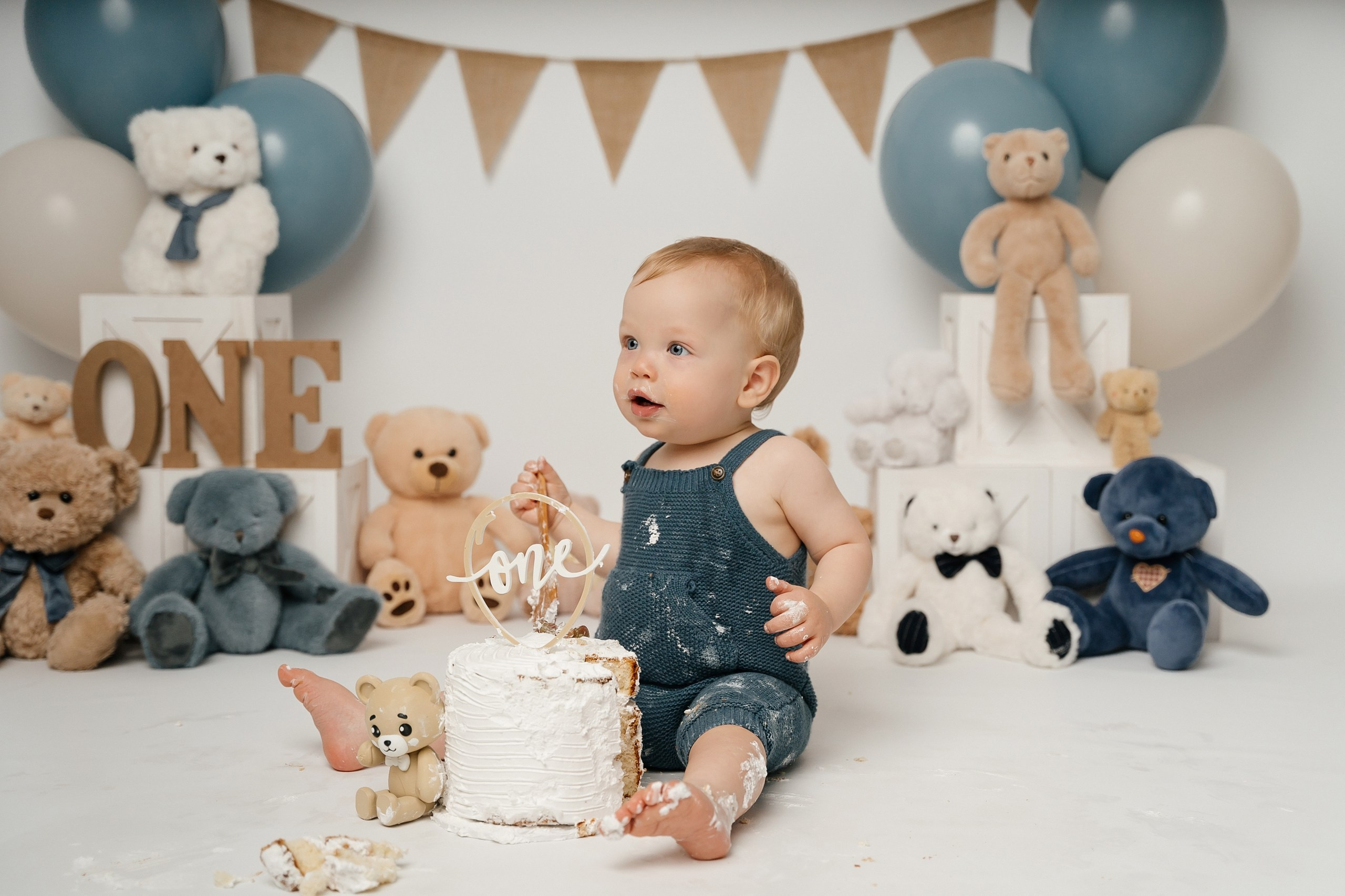 First birthday cake smash session. Newborn and family photographer. Hills District. Sydney