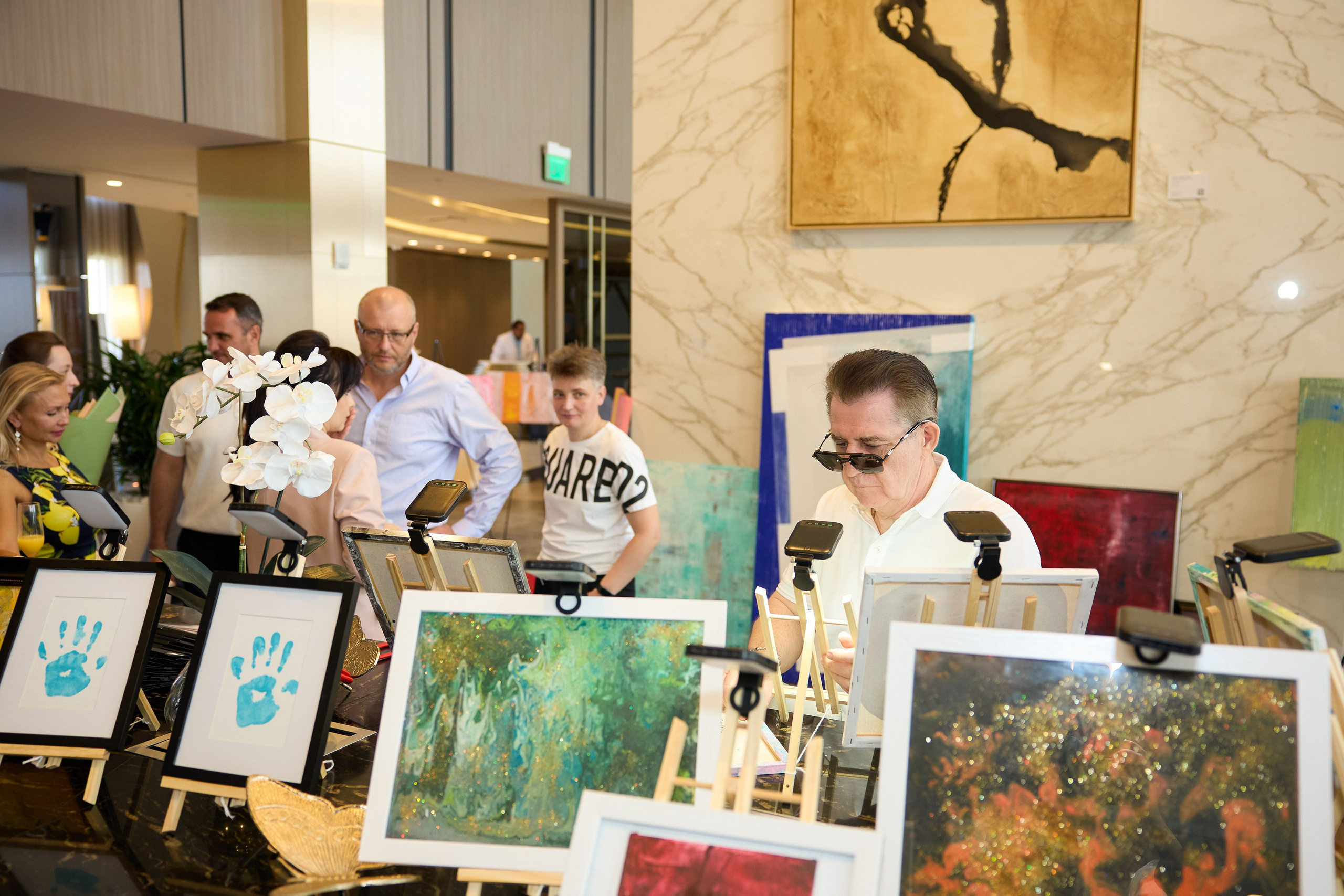 Авторская благотворительная художественная выставка Дианы Бортник. Фотограф Юлия Маковеева