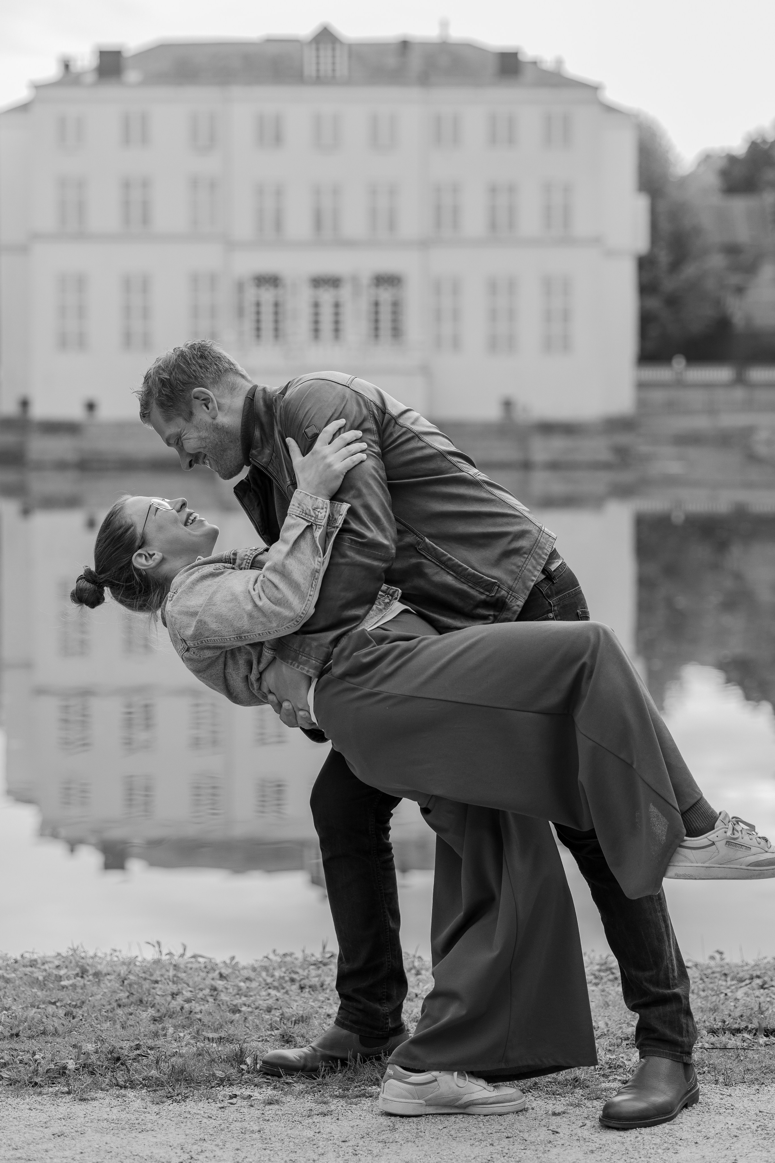 Romantische fotoshoot van koppel kasteel