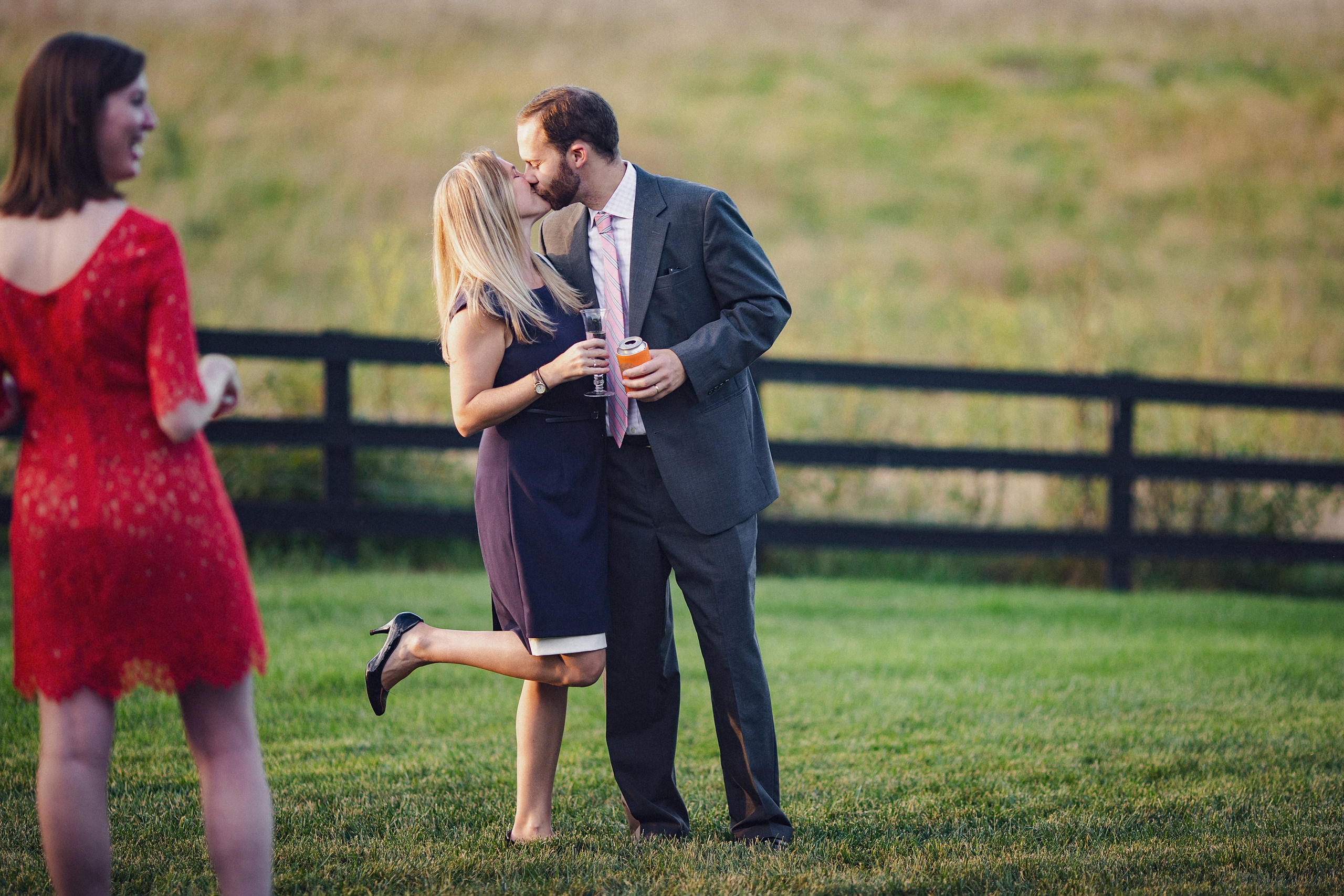 Фотограф в Ирландии Дублин свадьба поцелуй гости улыбка смех фотки топ свадебных фотографов