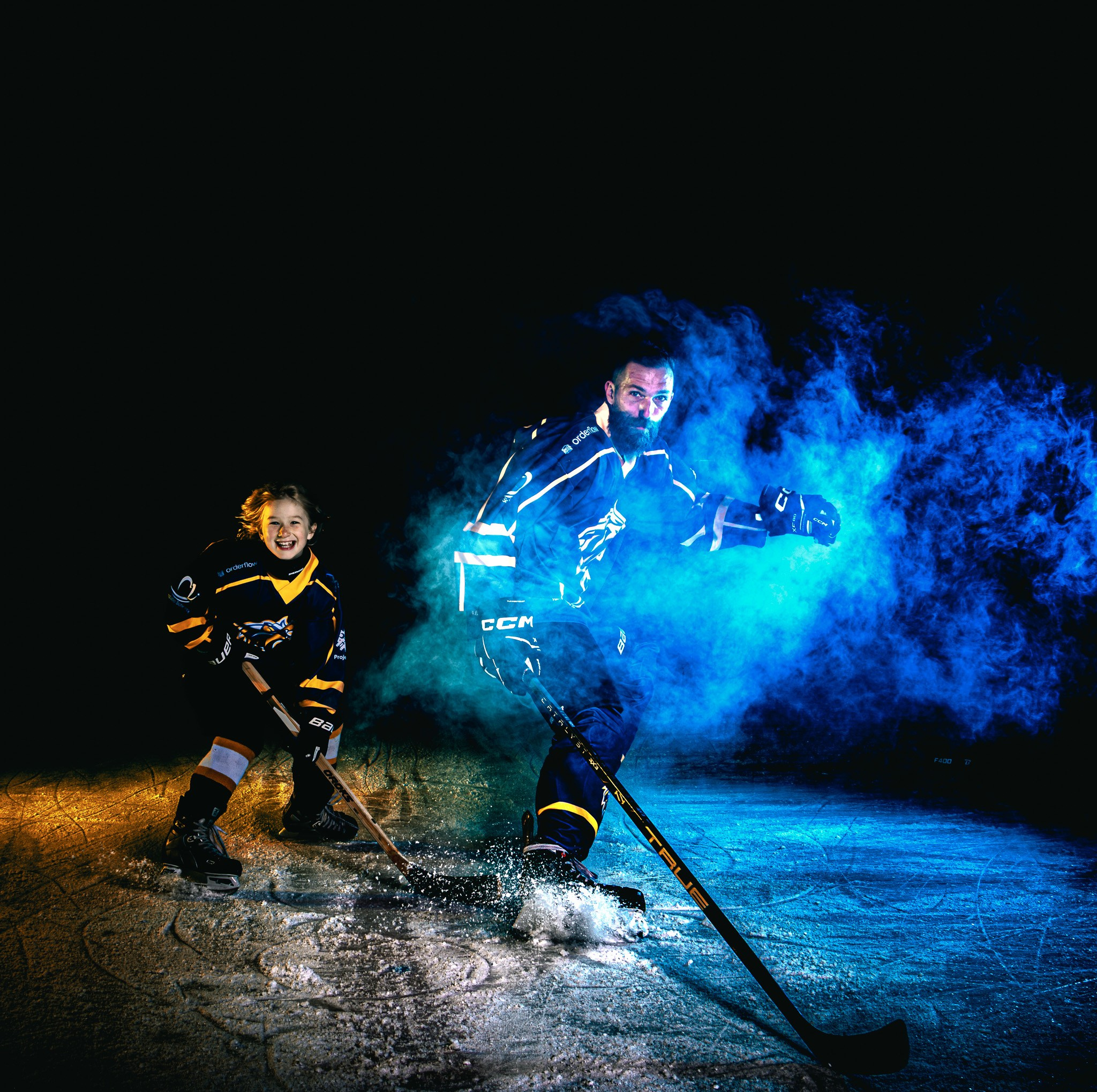 IJshockeyspeler sprint over het ijs tijdens creatieve sportfotoshoot - Kapture Fotografie