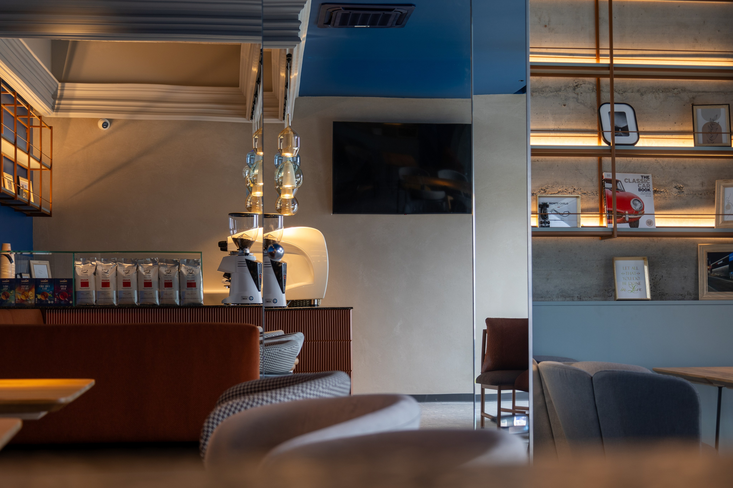 Cafenea “Monte Carlo” Buhuși. Fotograf. Lucrez cu oameni, produse și spații. Portret și fotografie creativă. Bacău, România. Lidia Savinoiu