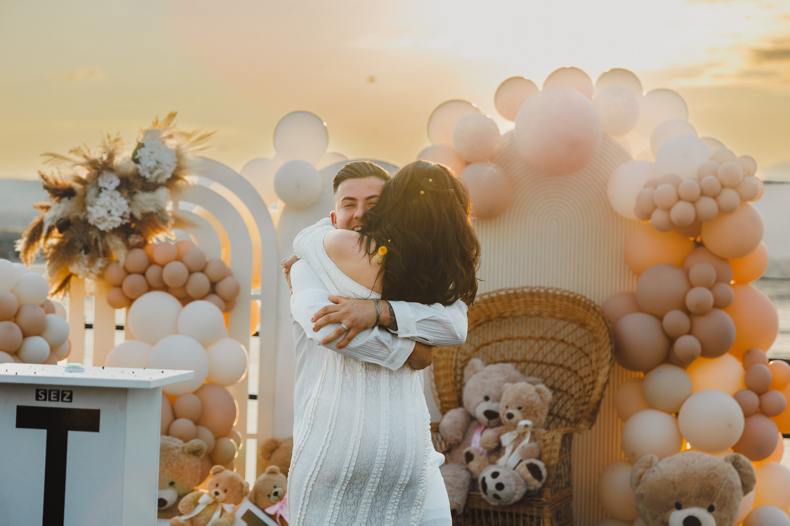 Tată zâmbind fericit îmbrățișând mama la gender reveal Severin