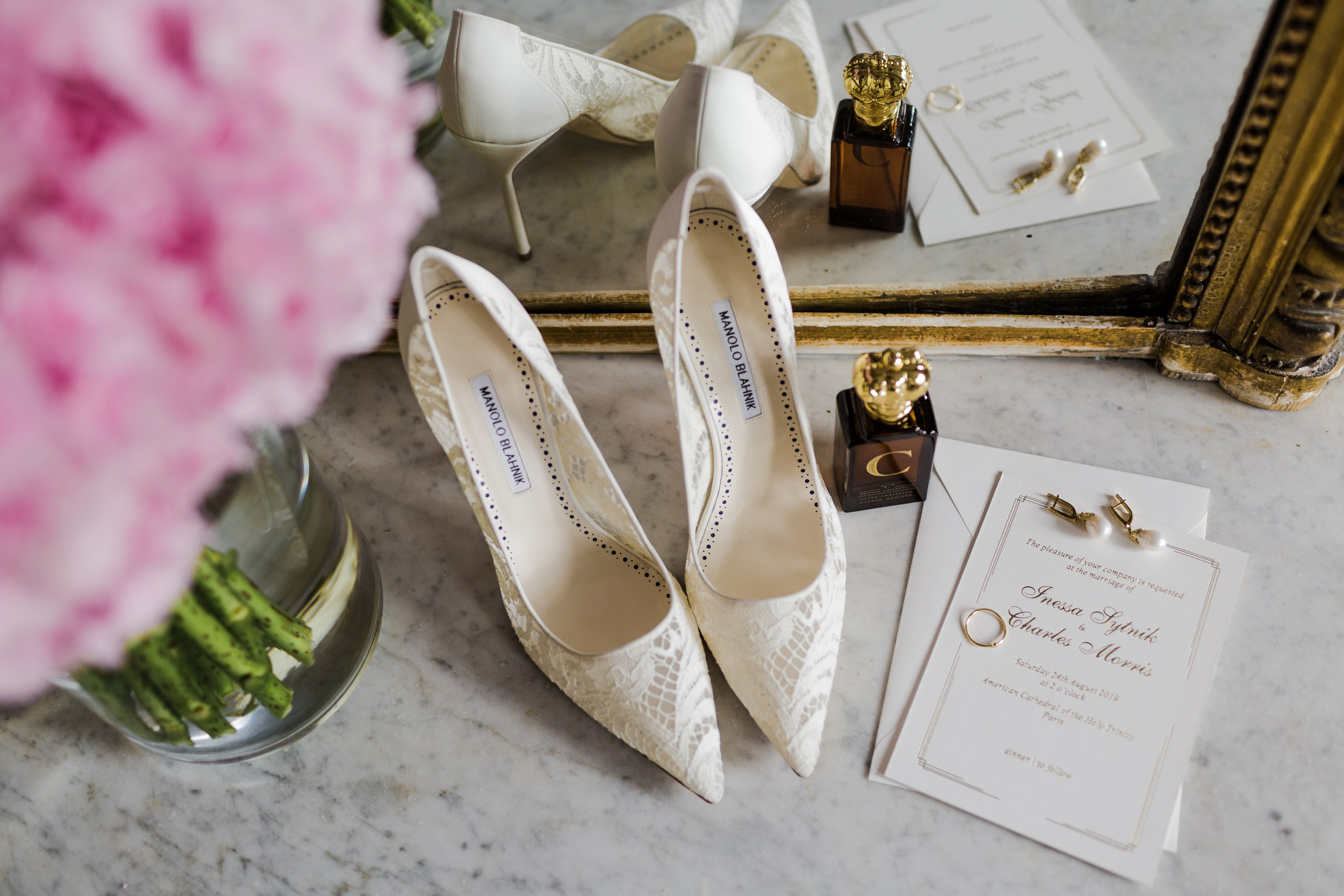 Elegante Details der Hochzeit – Schuhe, Blumen und Einladungen.