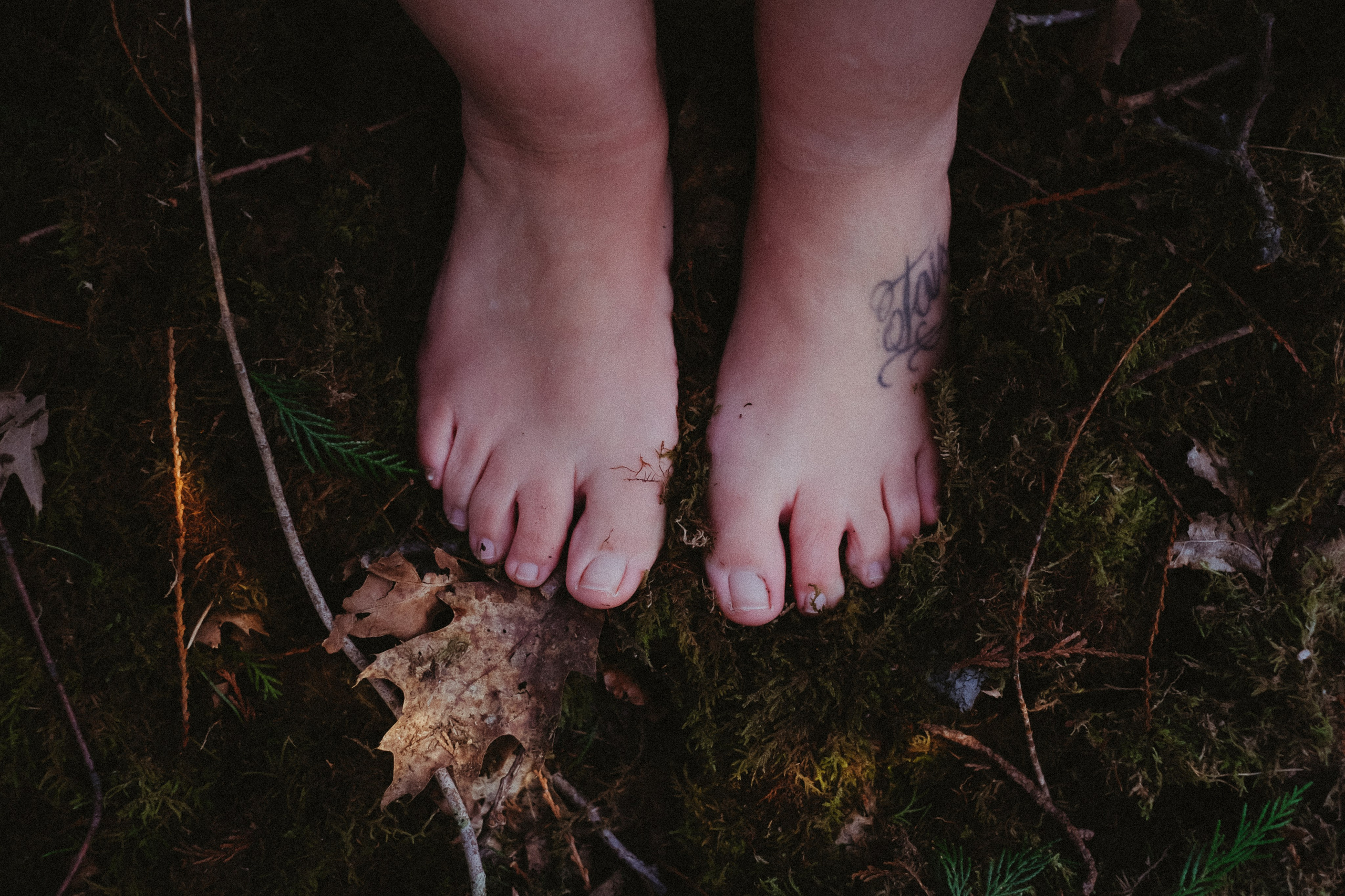 boho inspired pre wedding session surrounded by trees in Portugal