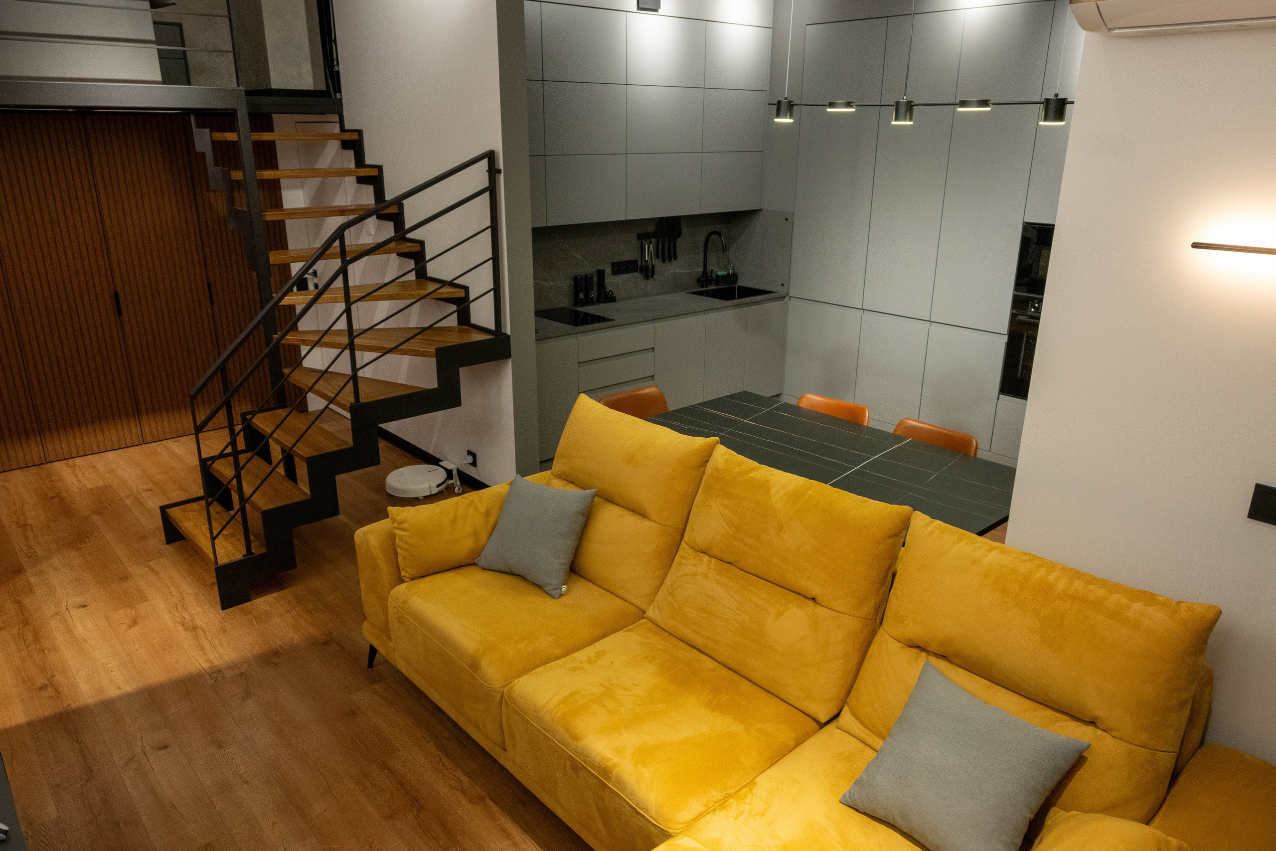 The apartment is on two levels. Fotograf Dmitrii Donets