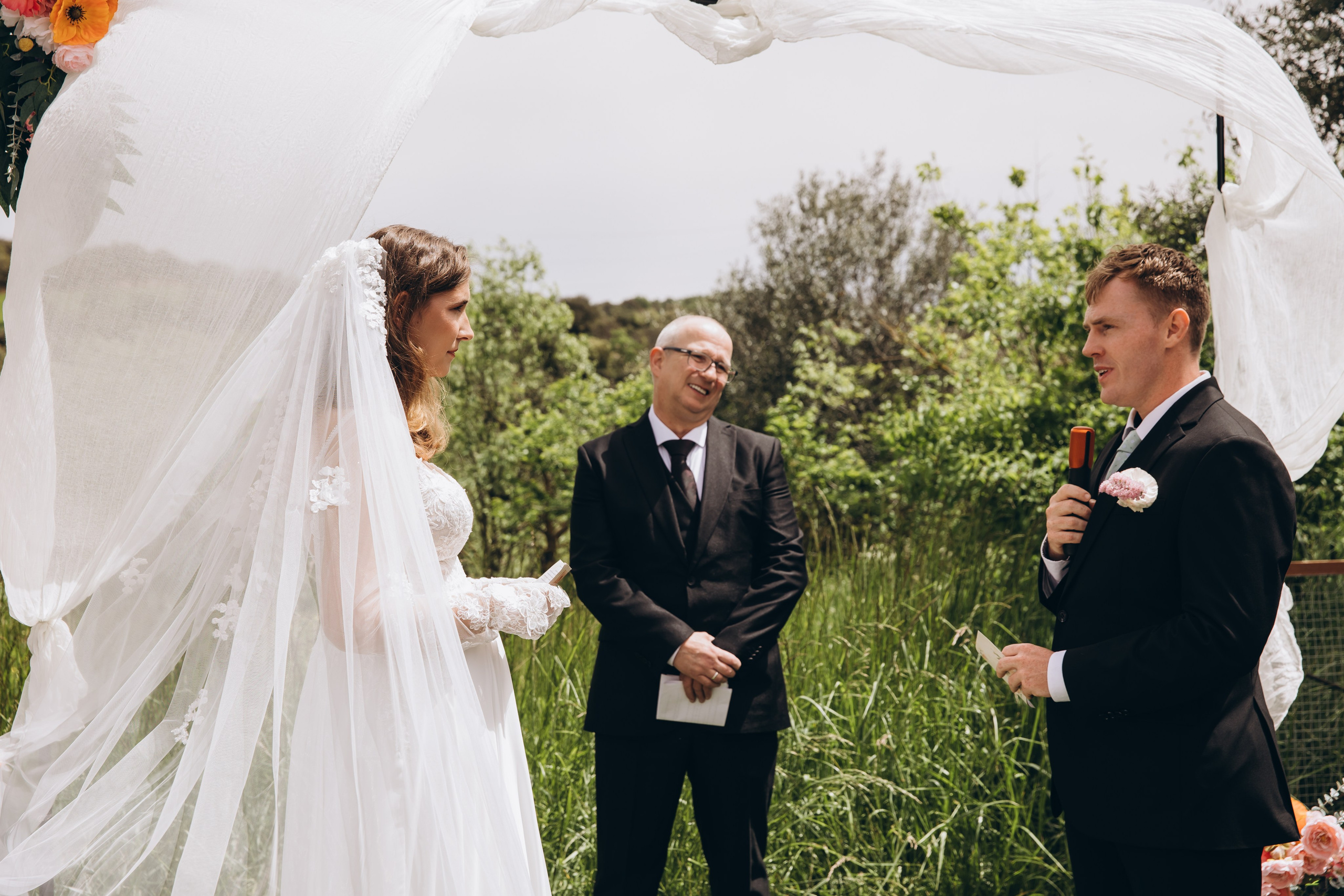 Couple in Florence streets – Italian wedding photo & video.