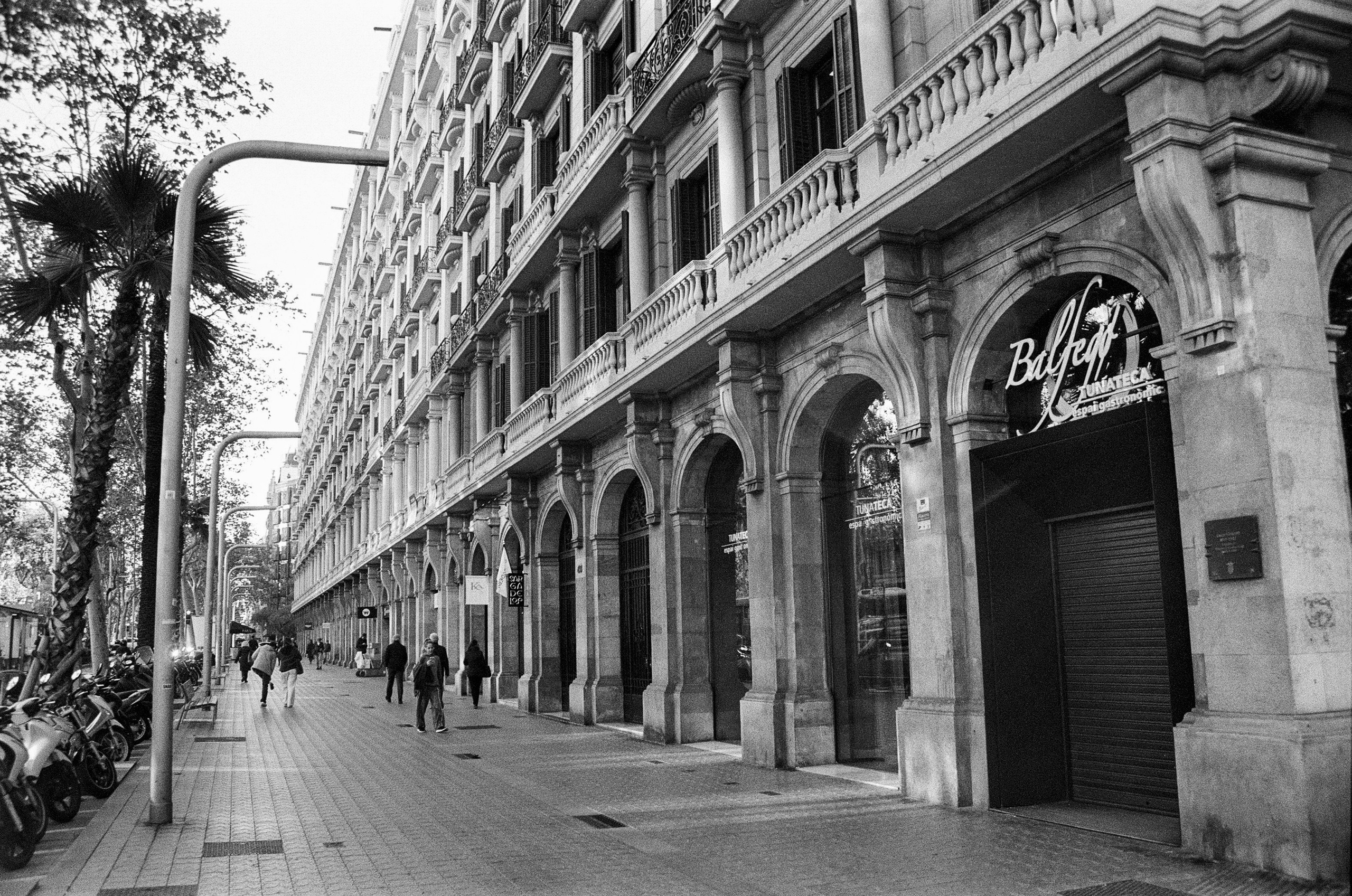 Barcelona — Light, Rhythm and Architecture. Wedding Stories — Professional Wedding Photography & Videography in Germany, Italy, Spain & all across Europe