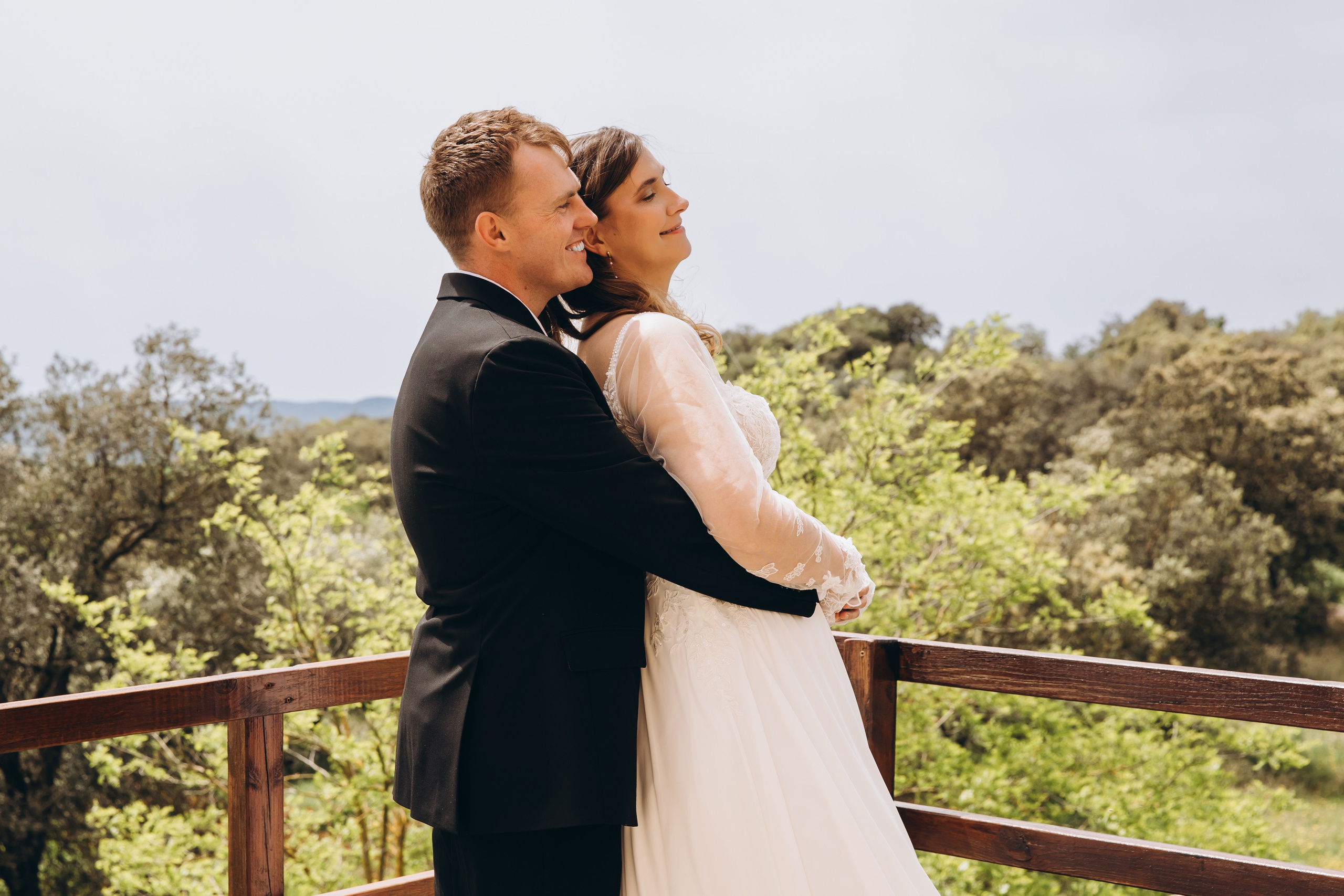  Couple kissing in Venice – European destination wedding photo.