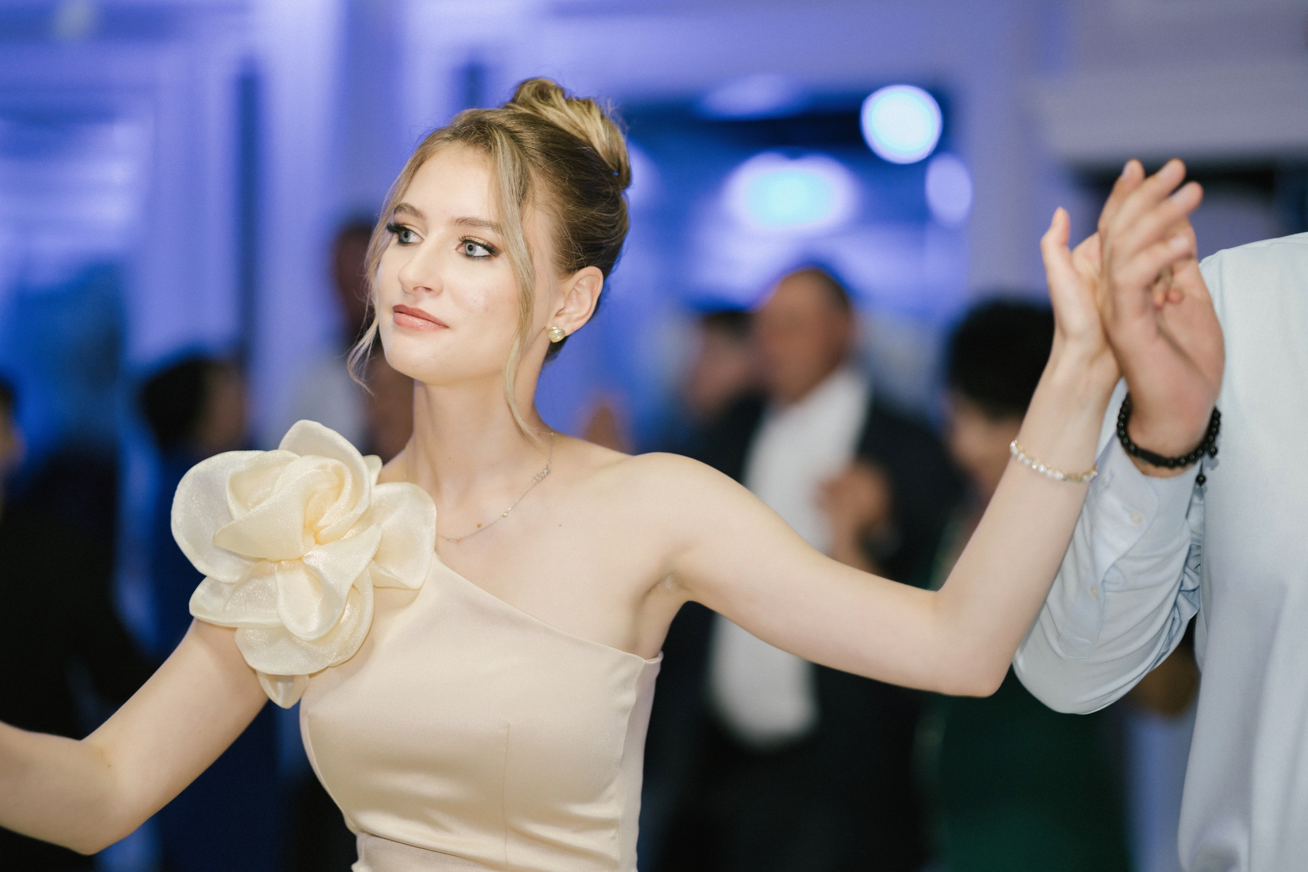 1. Mireasa Adriana în timpul pregătirilor de nuntă în Tudora Botoșani2. Costumul mirelui Ionuț fotografiat artistic în ziua nunții3. Prietenii mirelui la tradițiile de nuntă în Tudora4. Bărbieritul mirelui în cadrul obiceiurilor tradiționale de nuntă5. Fotografii de familie la biserică în ziua nunții6. Portret de familie cu mirii și copilul lor la nunta din Botoșani7. Primul dans al mirilor la Mariage Dor Baisa Botoșani8. Decor elegant de nuntă la Mariage Dor Baisa9. Emoții și tradiții la nunta din Tudora județul Botoșani10. Fotograf profesionist de nuntă în Botoșani surprinzând momente autentice - otograf-nunta-botosanifotograf-evenimente-botosanifotograf-profesionist-botosanifotograf-nunta-tudoranunta-tudora-botosanisedinta-foto-nunta-botosanipoze-nunta-botosanifotografii-nunta-tudorafotograf-cununie-religioasa-botosanibiserica-sfintii-imparati-constantin-si-elena-tudoramariage-dor-baisa-botosanirestaurant-nunta-botosanidansul-mirilor-mariage-dorpregatiri-mire-botosanipregatiri-mireasa-botosanitraditii-nunta-moldovaobiceiuri-nunta-tudorafotograf-familie-nunta-botosaniportret-miri-botosanigalerie-foto-nunta-botosanialbum-foto-nunta-botosaninunta-eleganta-botosaninunta-cu-traditii-botosanifotograf-premium-nunta-botosaniservicii-foto-video-botosanipoveste-de-nunta-botosanifotograf-documentar-nuntafotograf-natural-emotionalmiri-ionut-si-adriananunta-autentica-tudora -otograf-nunta-botosanifotograf-nunta-tudoranunta-tudora-botosanifotograf-evenimente-botosanifotograf-profesionist-botosaniservicii-foto-video-botosanigalerie-foto-nunta-botosanialbum-foto-nunta-botosani - nunta-autentica-botosaninunta-cu-traditii-botosanipoveste-de-nunta-botosanifotografii-emotionante-nuntamomente-autentice-nuntafotografie-documentara-nuntafotograf-natural-nunta- pregatiri-miri-tudorabiserica-tudora-botosanicununie-religioasa-tudoramariage-dor-baisa-botosanipetrecere-nunta-botosanivalsul-mirilor-botosani - alino-foto-studio-botosaniionut-si-adriana-nunta-tudorafotograf-alin-chirila-botosani