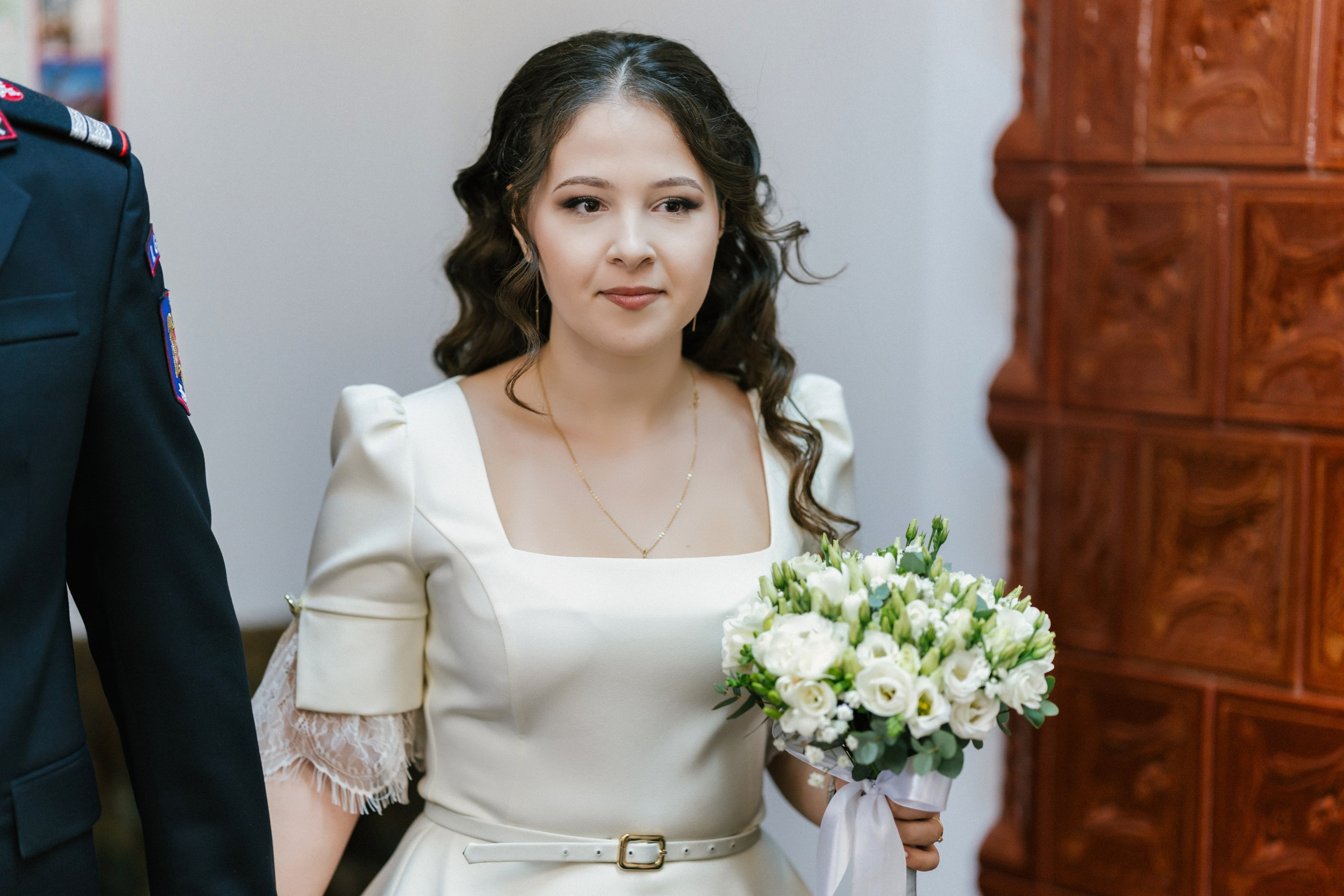 Povestitor prin fotografie - Fotograf nuntă Botoșani  – Alin Chirilă -* Gabriel și Denisa la starea civilă în Unțeni Botoșani, fotografie de cuplu pe scări elegante, Alin Chirilă fotograf* Mire și mireasă după cununia civilă în comuna Unțeni Botoșani, ședință foto realizată de AlinoFotoStudio* Fotograf stare civilă Botoșani, Gabriel și Denisa privindu-se cu drag pe scările locației de eveniment* Cuplu proaspăt căsătorit la cununia civilă Unțeni, fotografie romantică realizată de Alin Chirilă fotograf* Gabriel și Denisa după ceremonia civilă, ședință foto la Restaurant Luceafărul Popas Cucorăni* Fotograf evenimente Botoșani, stare civilă Unțeni, mire și mireasă în cadru elegant și luminos* Mire în uniformă și mireasă cu buchet alb, fotografie de nuntă civilă în județul Botoșani* AlinoFotoStudio portret de cuplu la stare civilă, Gabriel și Denisa în ziua logodnei civile* Fotograf cununie civilă Botoșani, moment romantic surprins la Popas Cucorăni Luceafărul* Gabriel și Denisa și-au spus da la Unțeni Botoșani, amintiri fotografice naturale și elegante* Mireasă cu păr ondulat și mire în uniformă militară, fotografie de cuplu la stare civilă* Alin Chirilă povestitor prin fotografie, cununie civilă Gabriel și Denisa în Botoșani* Ședință foto de stare civilă Botoșani, cuplu pe scări decorative într-un cadru rafinat* Fotograf nuntă și stare civilă Suceava Botoșani Iași, Gabriel și Denisa în ziua cea mare* Imagine romantică de la cununia civilă Unțeni, mire și mireasă zâmbind unul către celălalt, fotograf uvertura mall Botoșani, fotograf mall- servicii foto- video Botoșani 