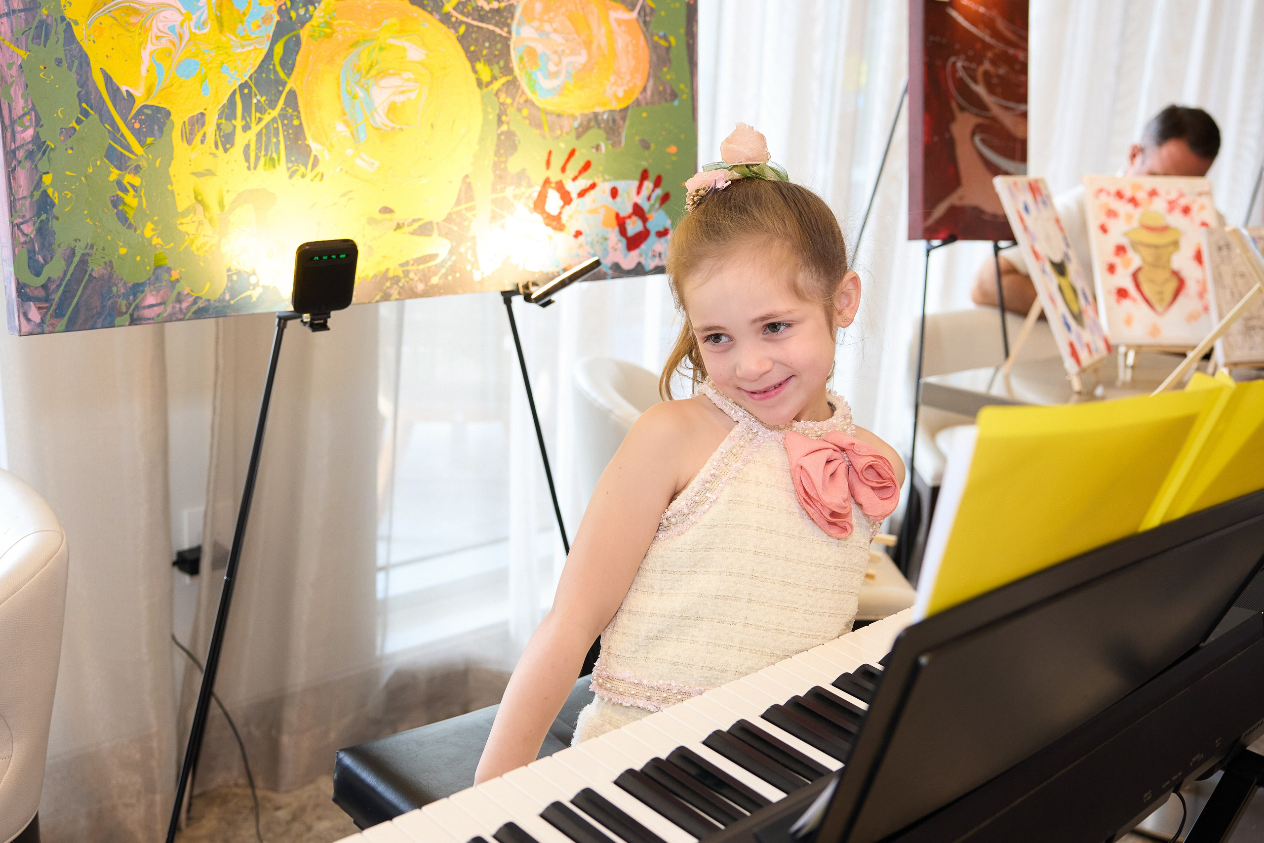 Авторская благотворительная художественная выставка Дианы Бортник. Фотограф Юлия Маковеева