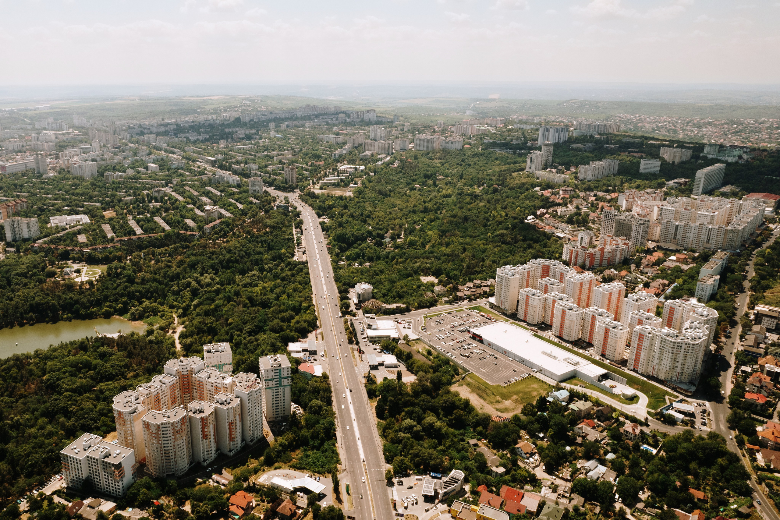 Fotograf de nuntă în Moldova și peste hotare, stil documentar, lumină naturală, fotografie digitală și pe film analog.