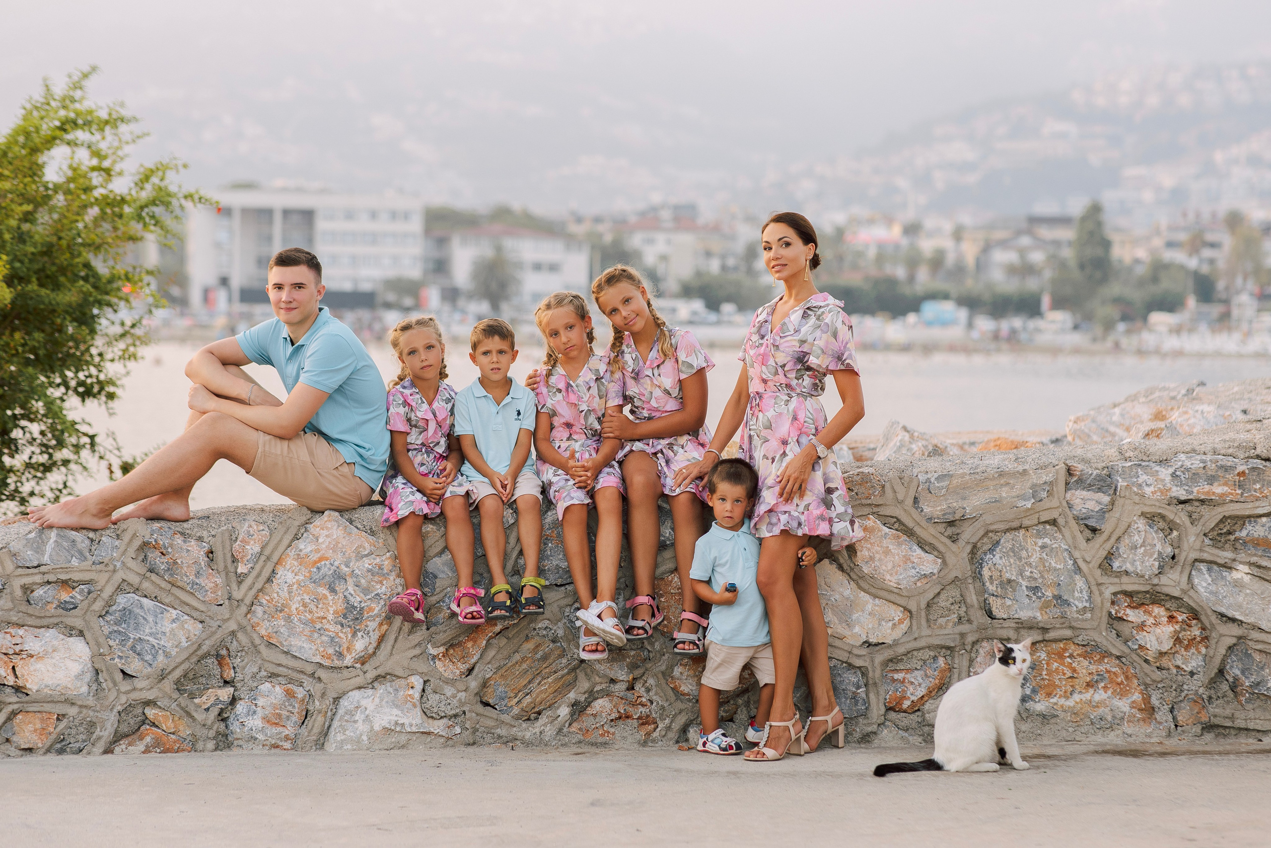 Фотограф в Алания. Фотосессия для большой и нарядной семьи в порту Аланьи.Семейная съемка в порту. Морская прогулка для всей семьи. Фотограф в Алании в Турции, Аланья, Сиде, Белек, Анталия, Кемер, Конаклы, Окурджалар. Фотосъемки в Алании. Фотосессия в Алания.Алсу Девели