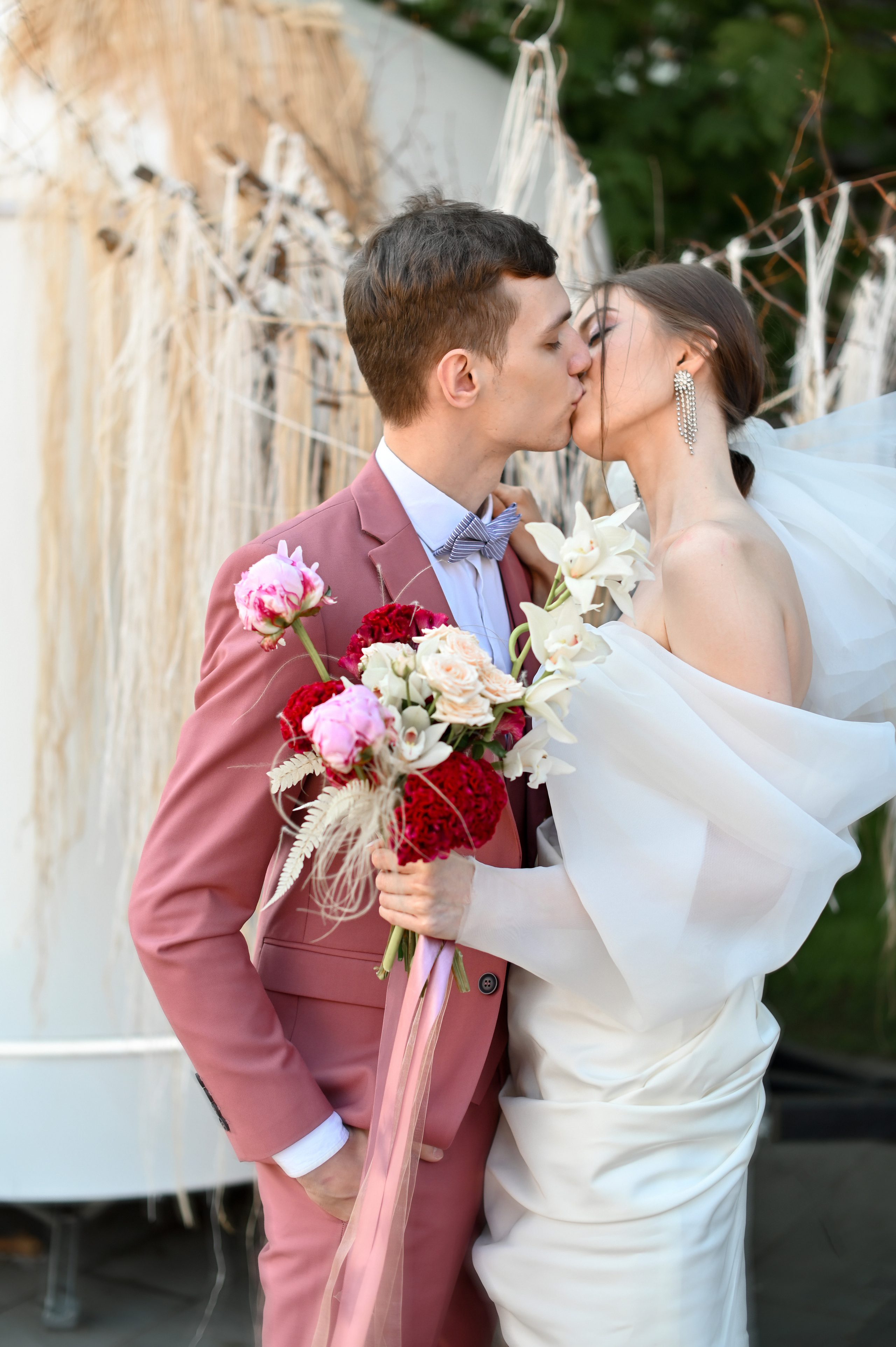 Свадебная прогулка в стиле Moschino. Детский и семейный фотограф в финляндии дина пулкка. контент фотограф