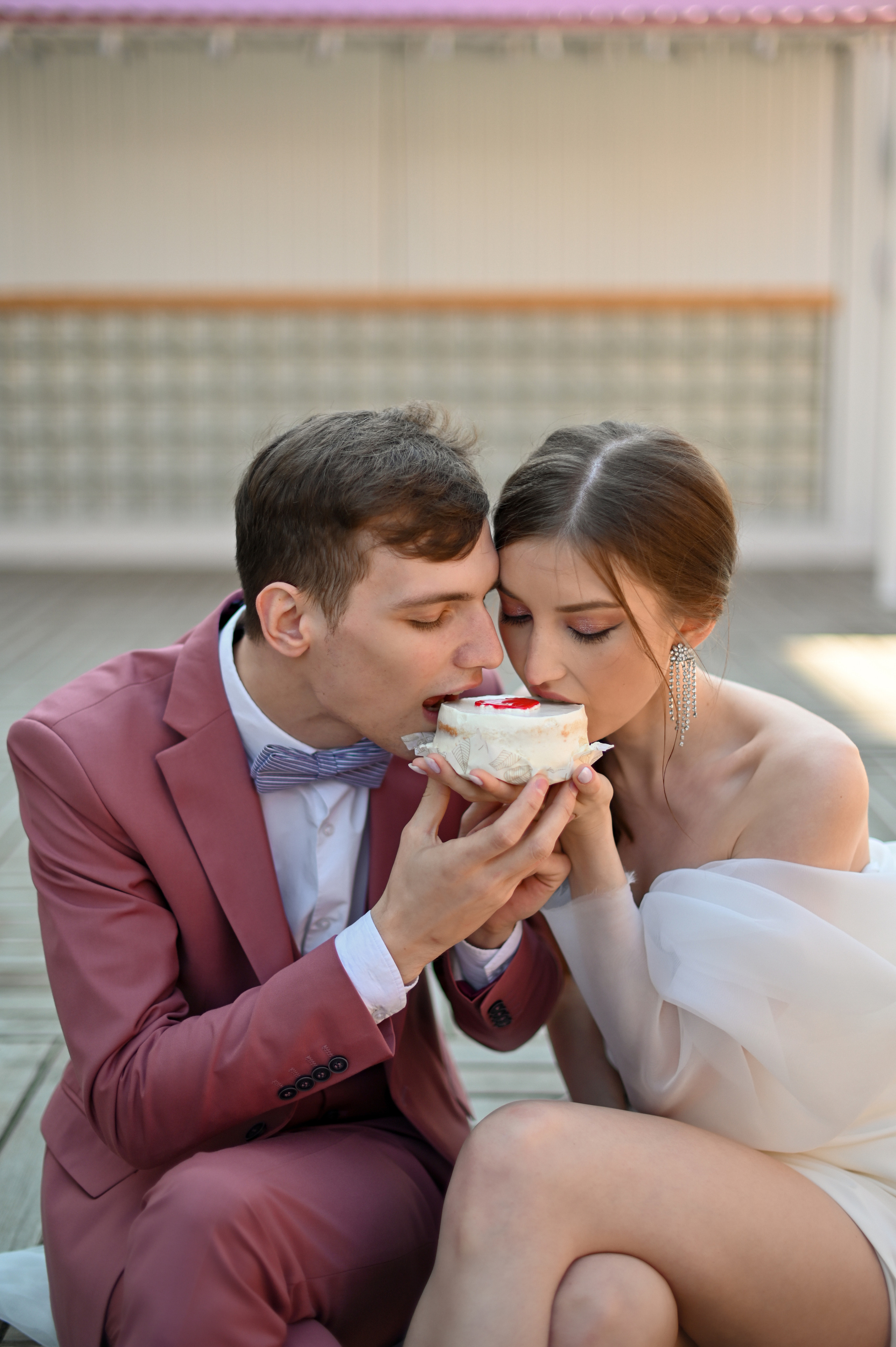 Свадебная прогулка в стиле Moschino. Детский и семейный фотограф в финляндии дина пулкка. контент фотограф