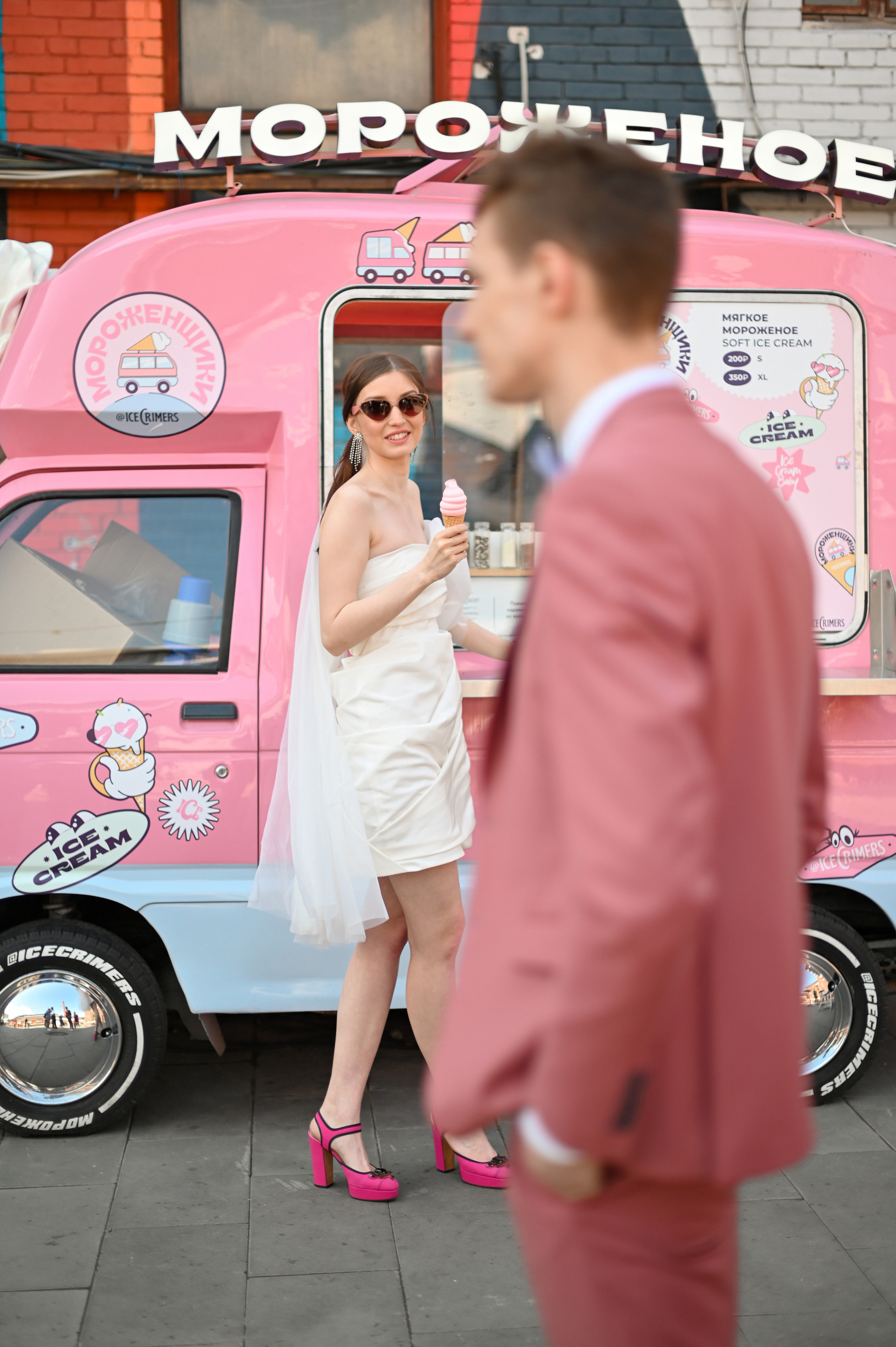 Свадебная прогулка в стиле Moschino. Детский и семейный фотограф в финляндии дина пулкка. контент фотограф