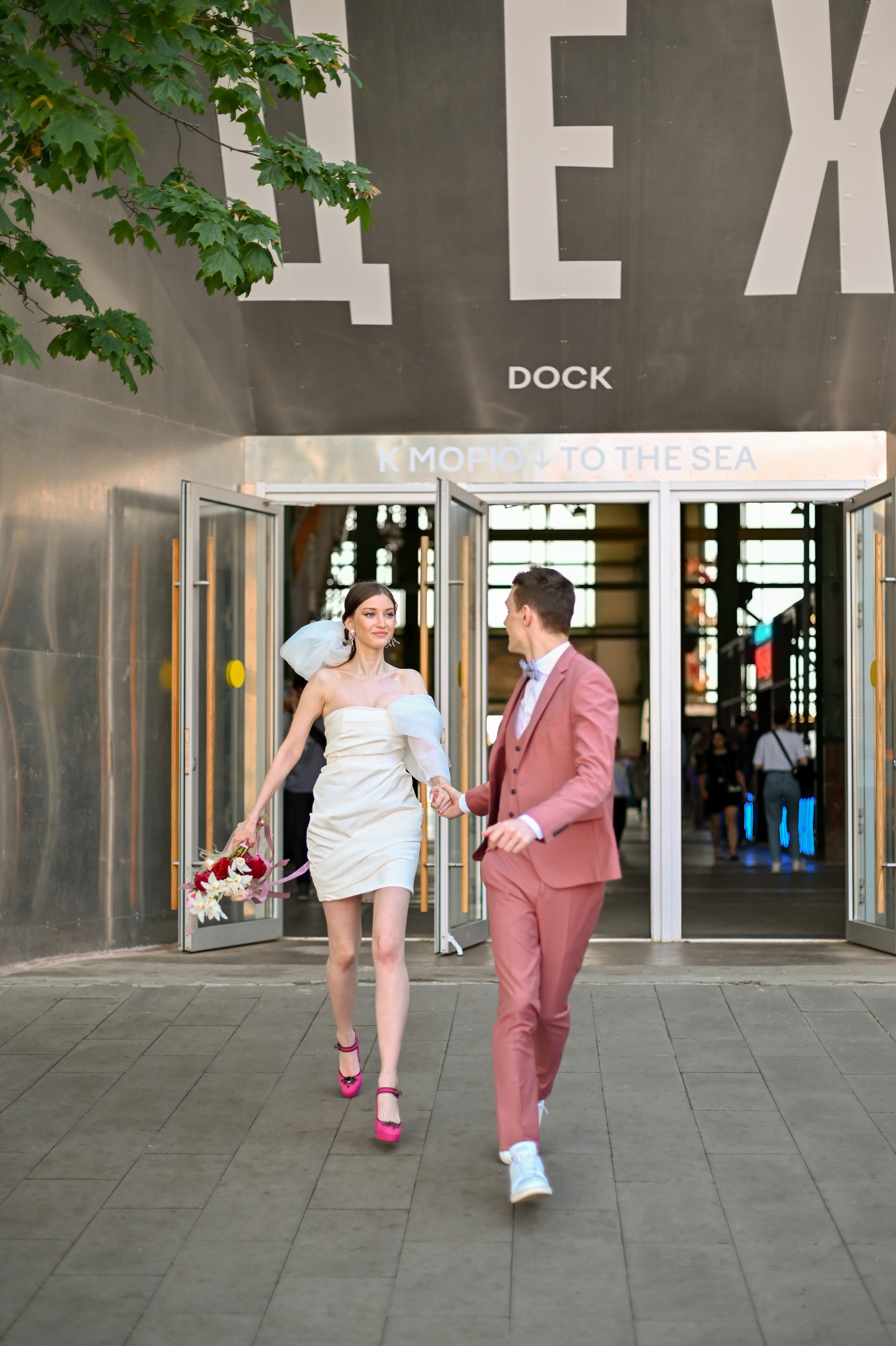 Свадебная прогулка в стиле Moschino. Детский и семейный фотограф в финляндии дина пулкка. контент фотограф