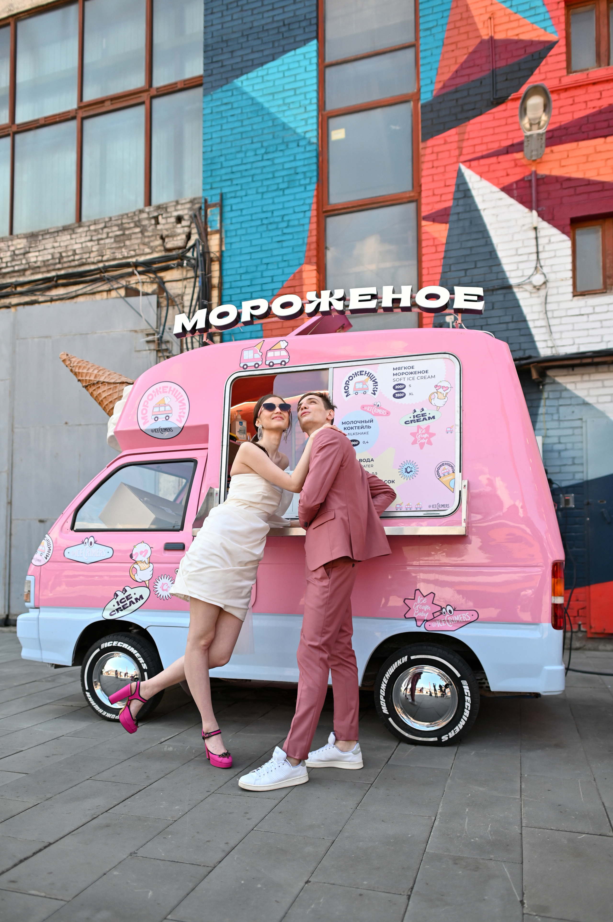 Свадебная прогулка в стиле Moschino. Детский и семейный фотограф в финляндии дина пулкка. контент фотограф