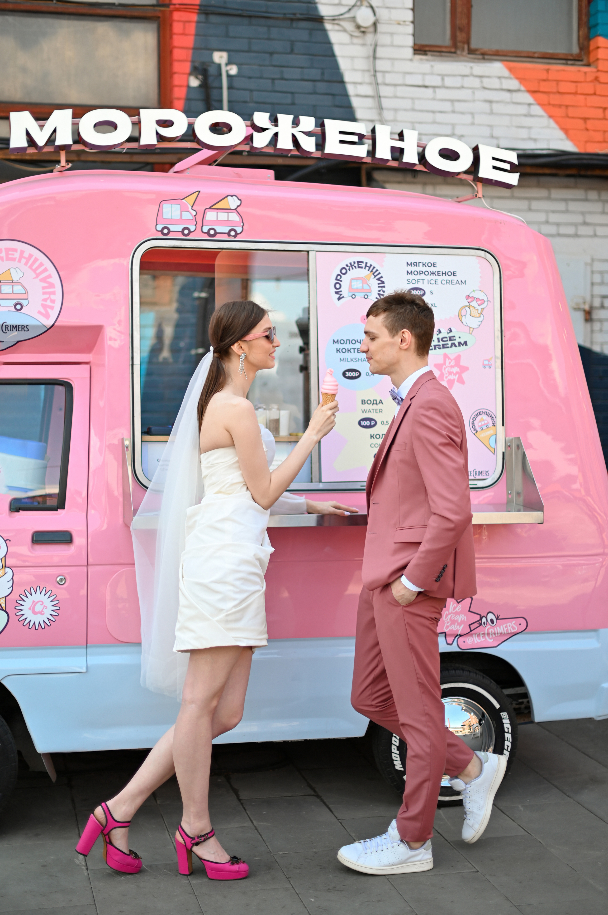 Свадебная прогулка в стиле Moschino. Детский и семейный фотограф в финляндии дина пулкка. контент фотограф