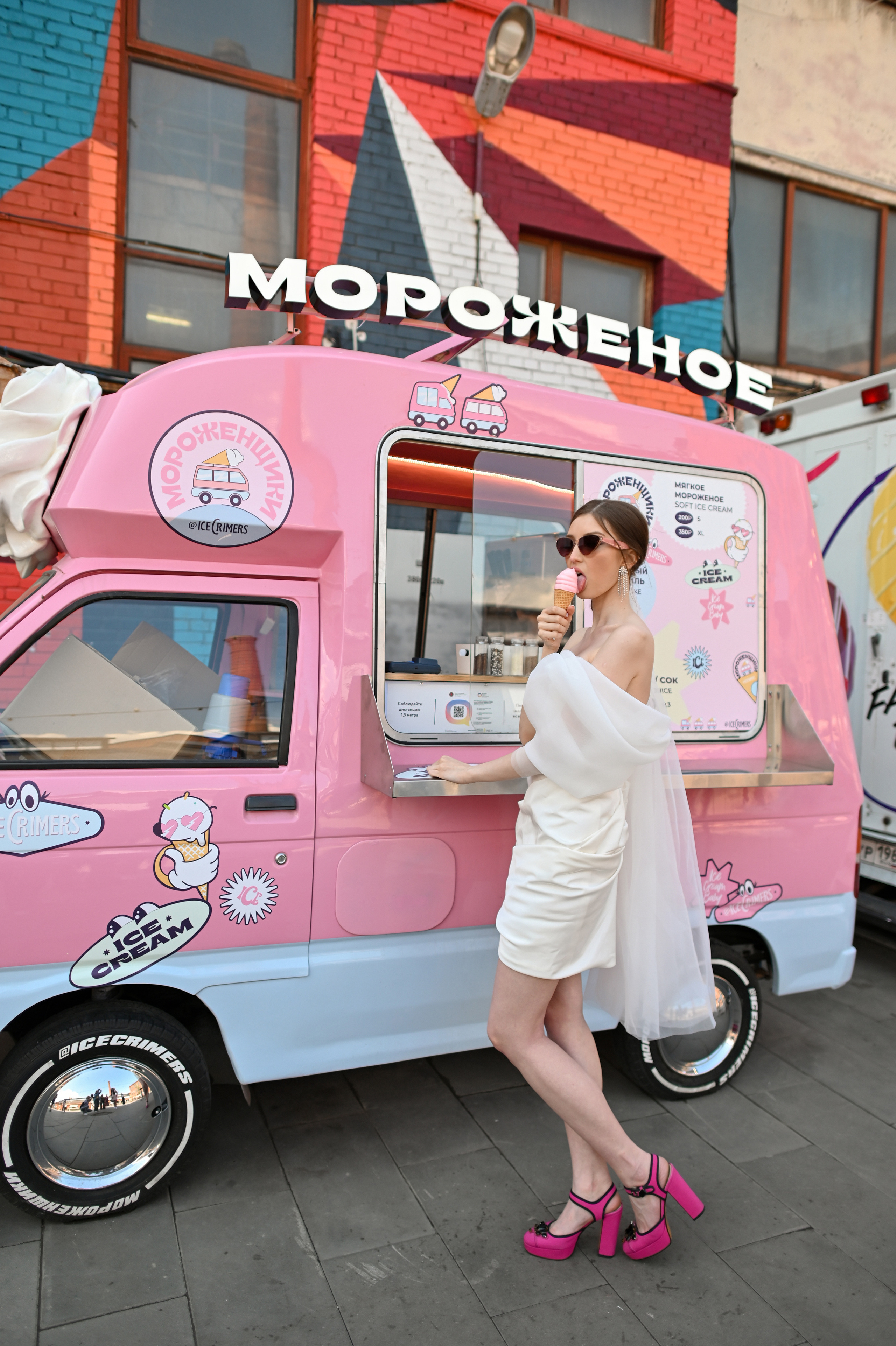 Свадебная прогулка в стиле Moschino. Детский и семейный фотограф в финляндии дина пулкка. контент фотограф