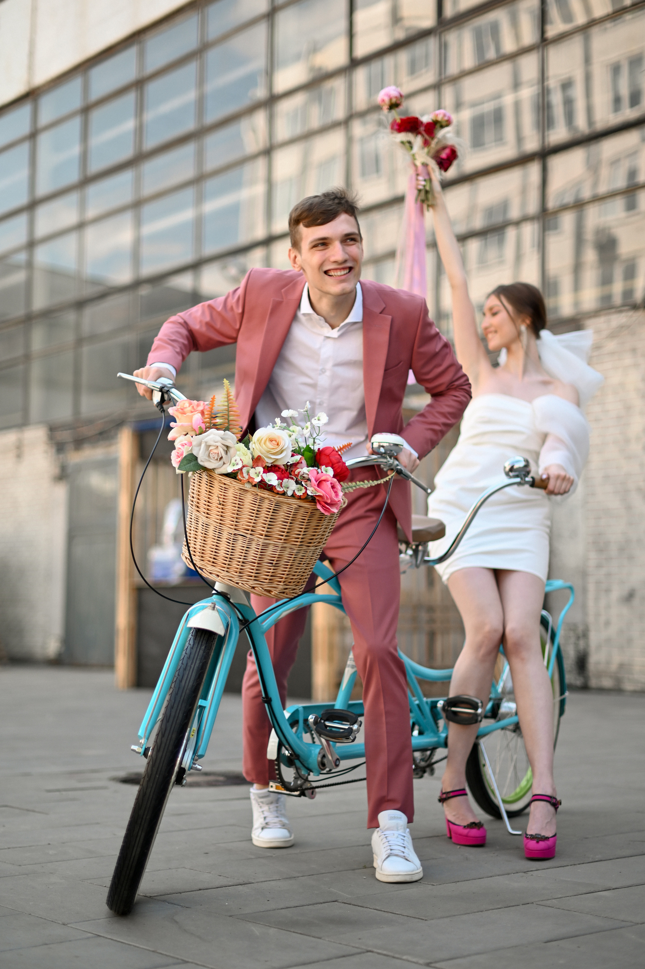 Свадебная прогулка в стиле Moschino. Детский и семейный фотограф в финляндии дина пулкка. контент фотограф