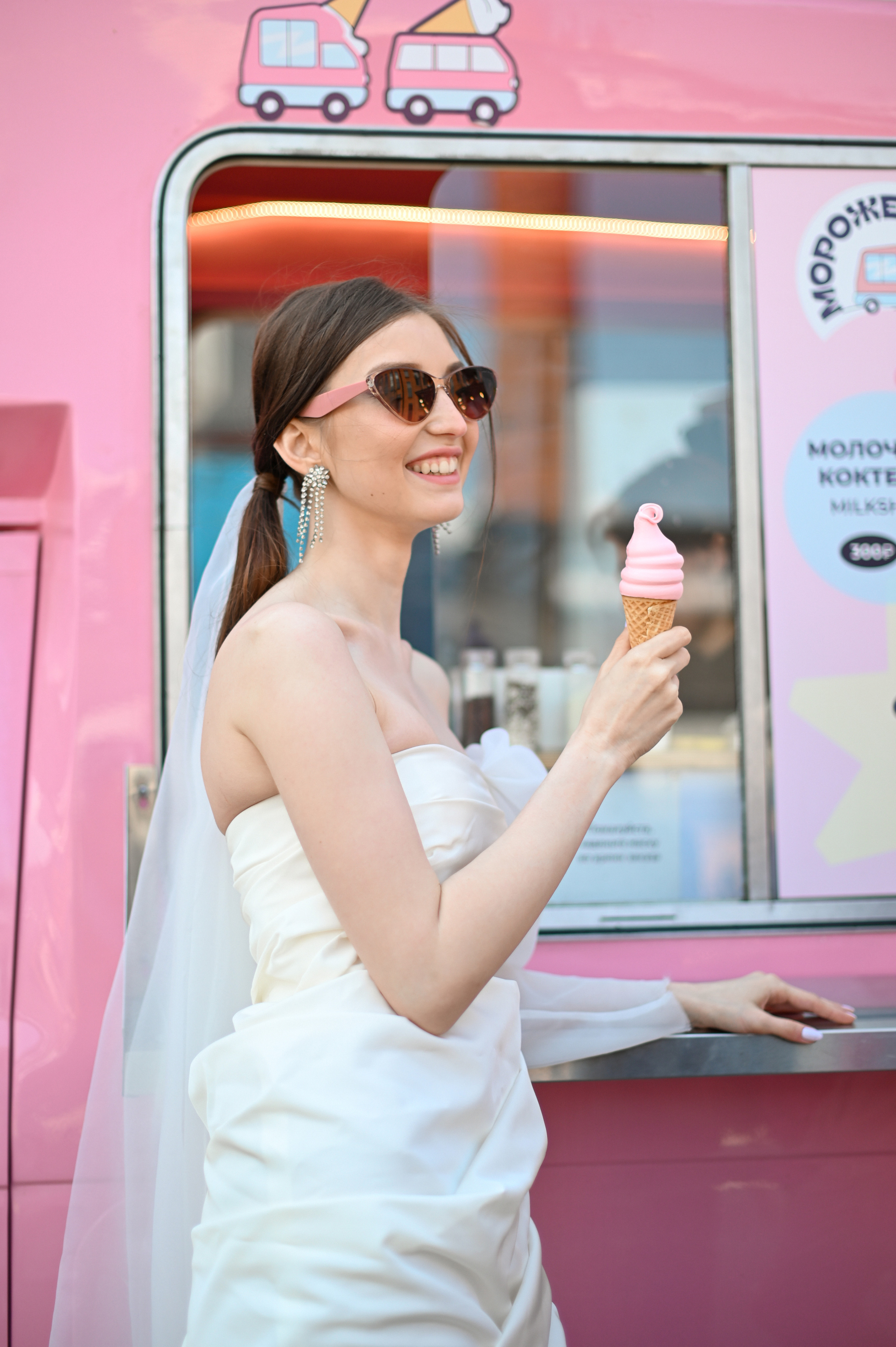 Свадебная прогулка в стиле Moschino. Детский и семейный фотограф в финляндии дина пулкка. контент фотограф