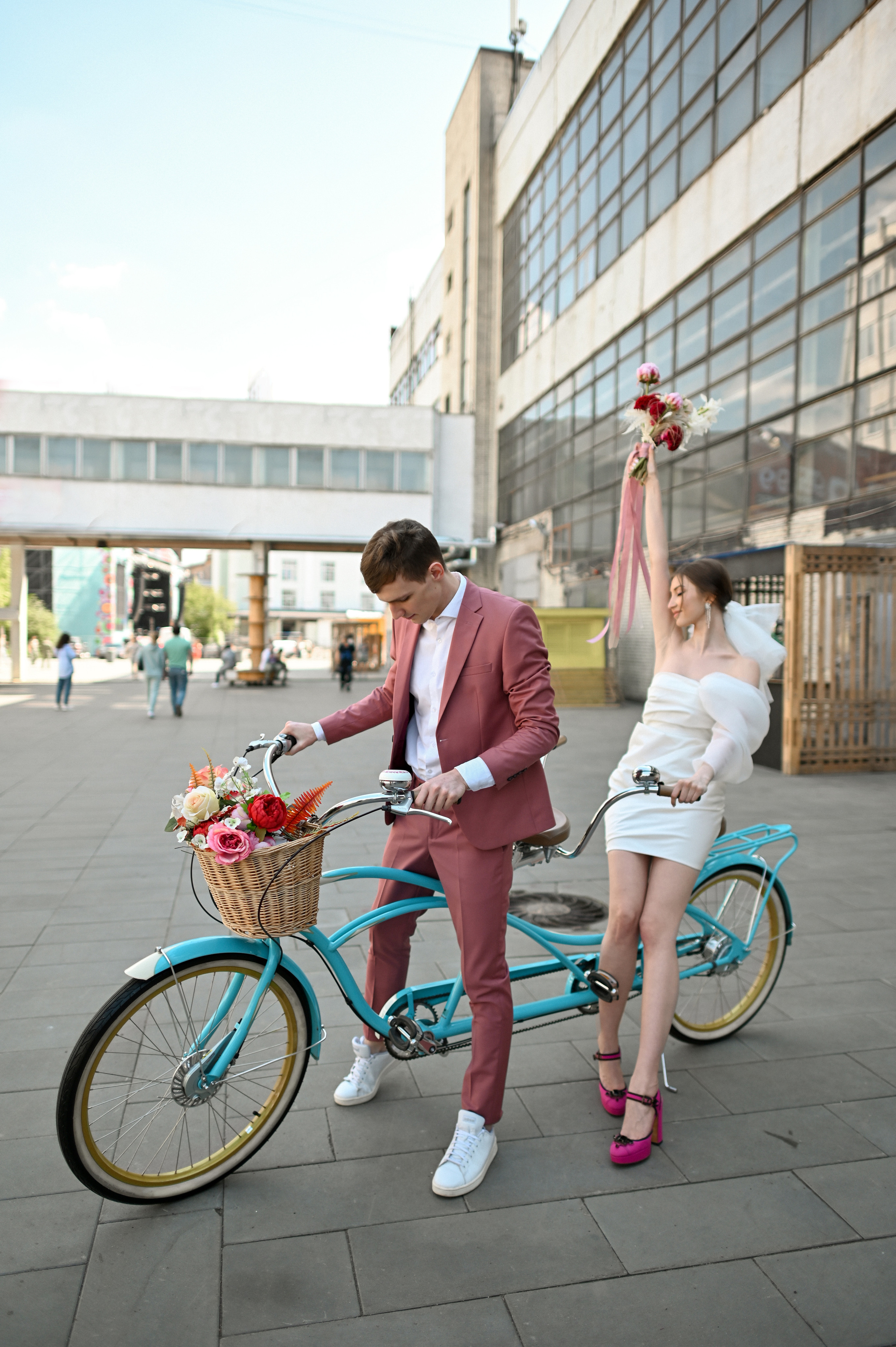 Свадебная прогулка в стиле Moschino. Детский и семейный фотограф в финляндии дина пулкка. контент фотограф